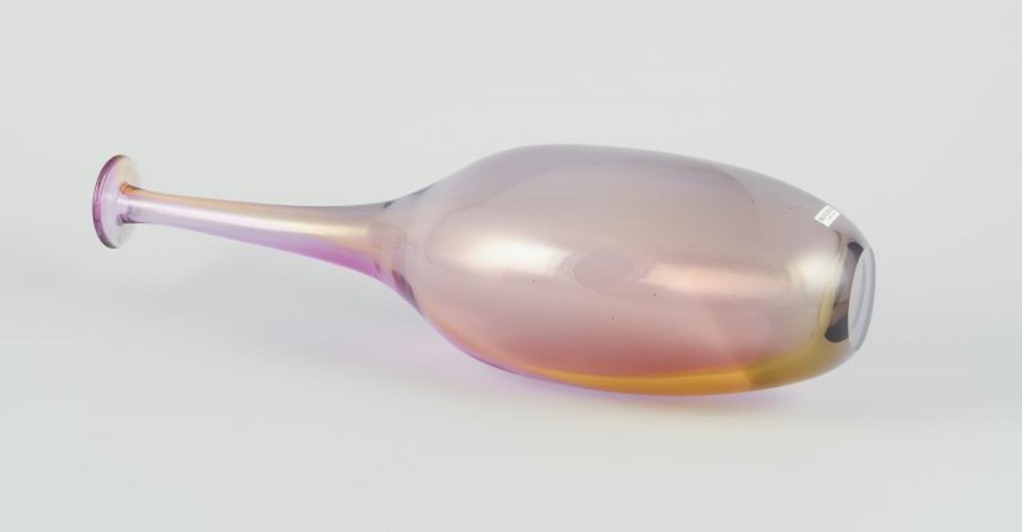 Vetro artistico Kosta Boda, Svezia.  Grande vaso in vetro artistico dal collo sottile. 1980s in vendita