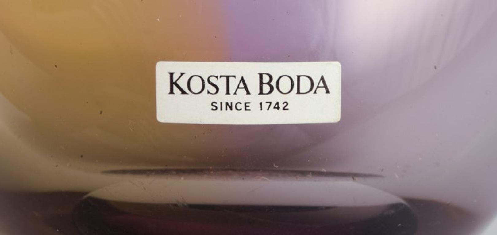 Kosta Boda, Svezia.  Grande vaso in vetro artistico dal collo sottile. 1980s in vendita 1