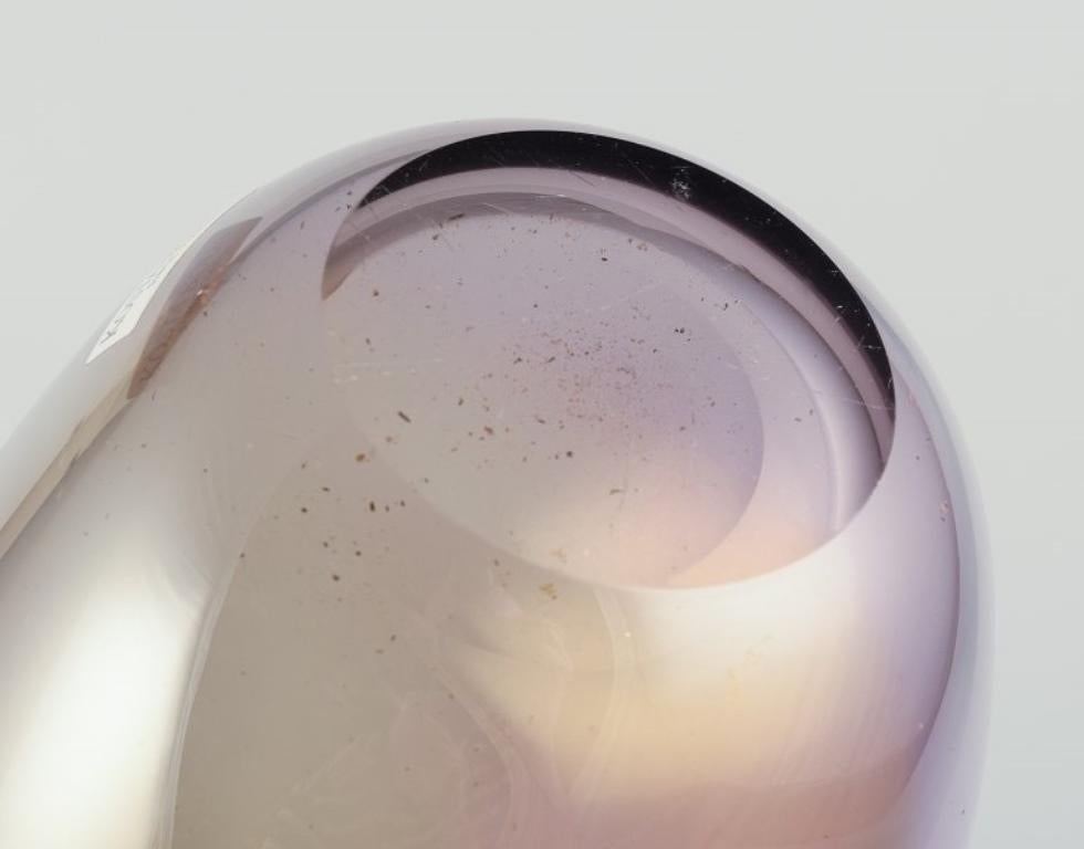 Kosta Boda, Svezia.  Grande vaso in vetro artistico dal collo sottile. 1980s in vendita 2