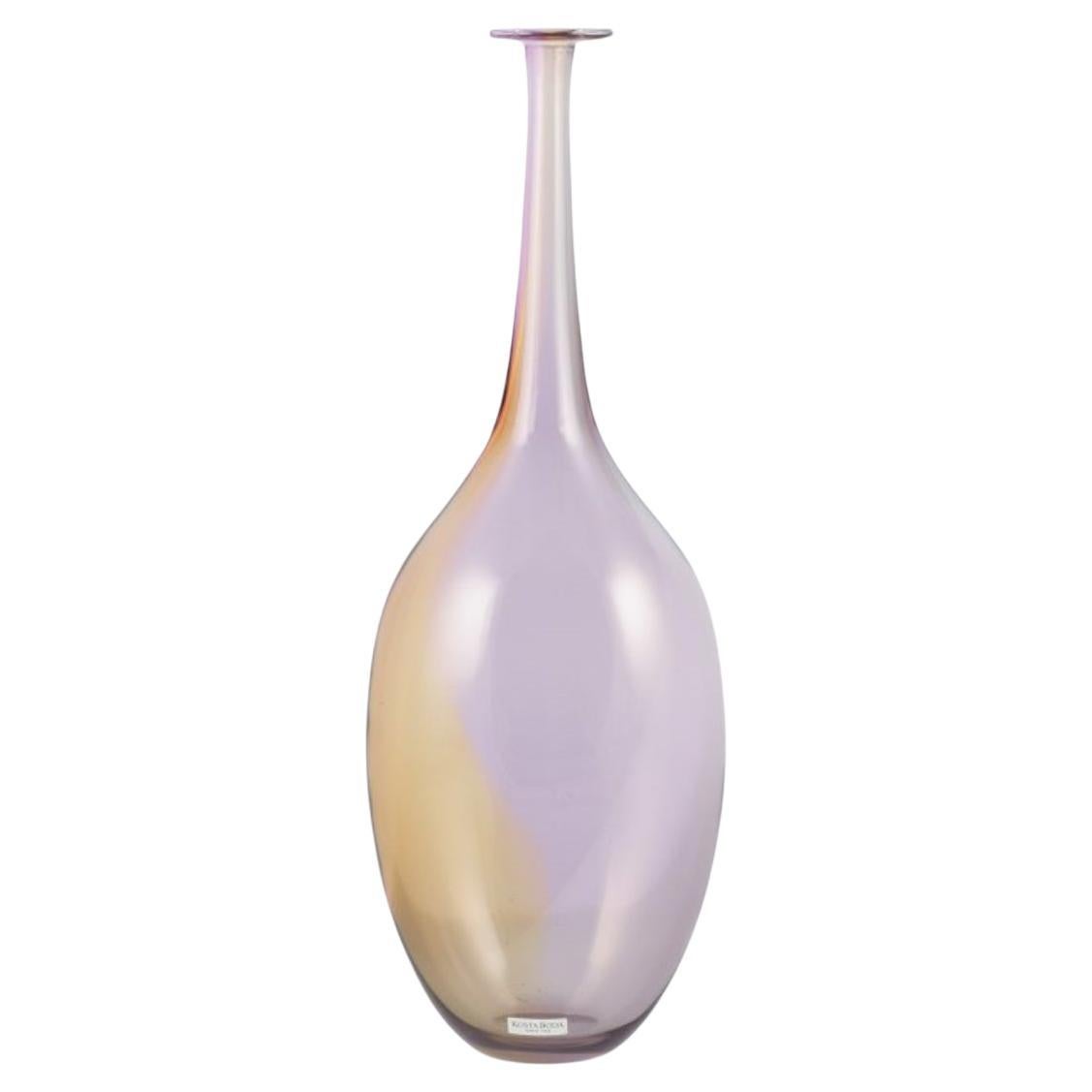 Kosta Boda, Svezia.  Grande vaso in vetro artistico dal collo sottile. 1980s in vendita