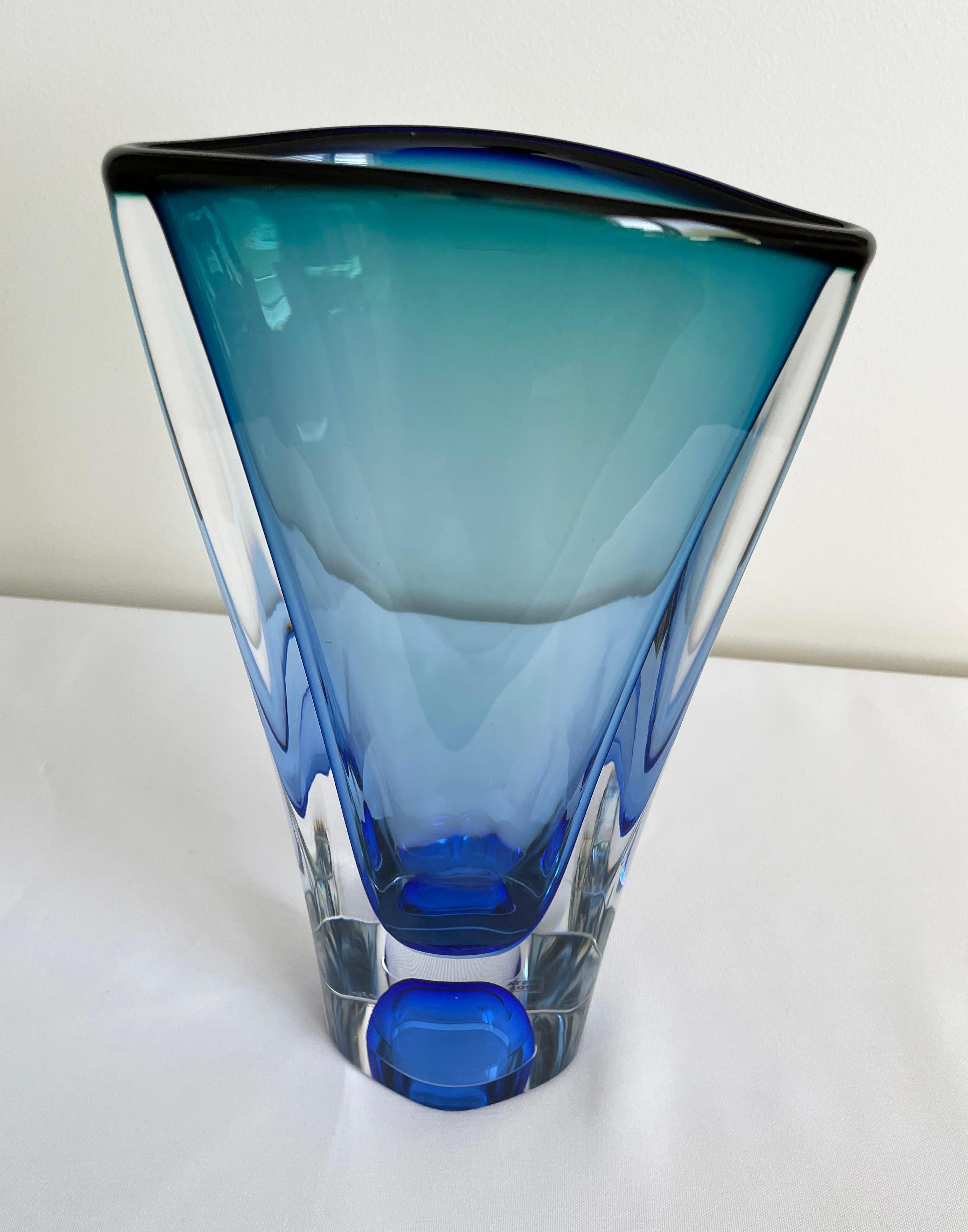 Kosta Boda Große blaue Vase der Serie Vision von Goran Warff, um 2008 (Schwedisch) im Angebot