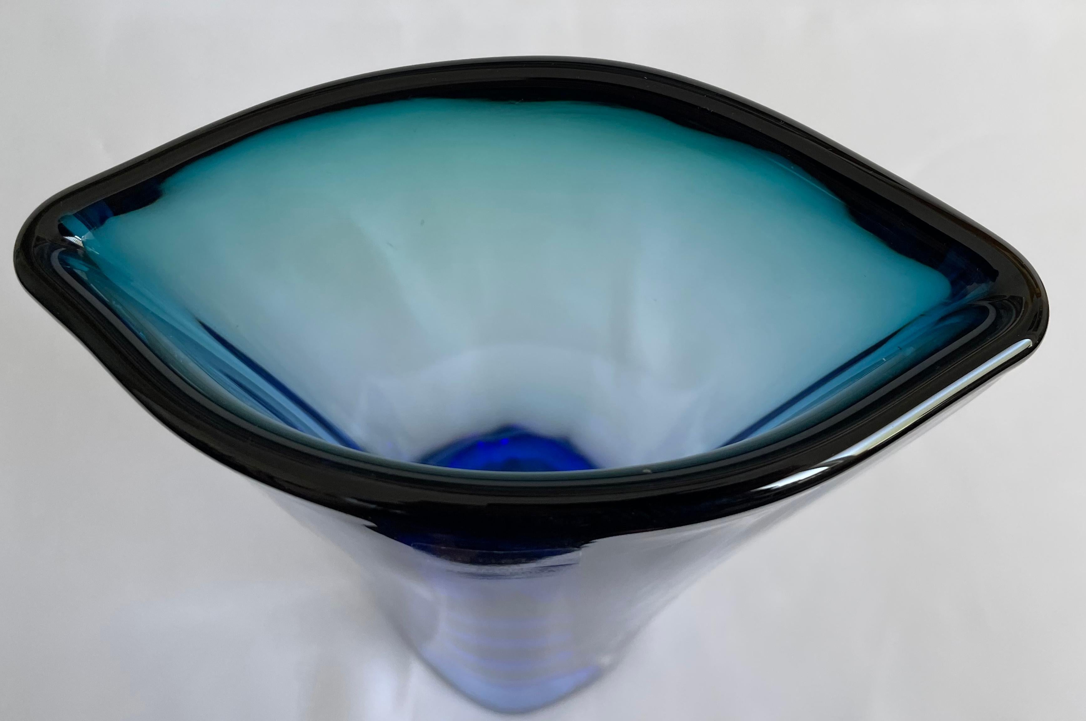 Kosta Boda Große blaue Vase der Serie Vision von Goran Warff, um 2008 (21. Jahrhundert und zeitgenössisch) im Angebot