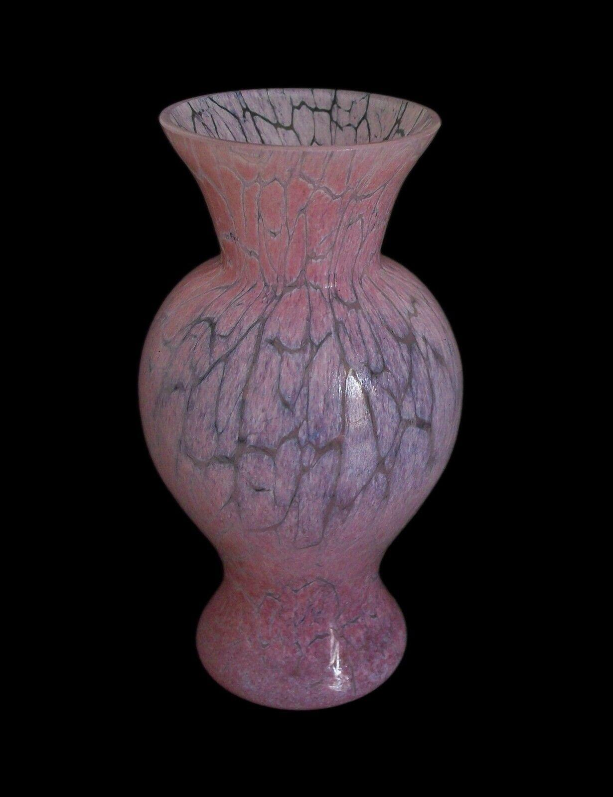 KOSTA BODA  Ulrica Hydman-Vallien (Designerin - geb. 1938) - Vase aus rosa Craquelé-Glas aus der Mitte des Jahrhunderts - mundgeblasen - signiert - Schweden - ca. 1970er Jahre.

Hervorragender/neuwertiger Zustand - kein Verlust - keine Beschädigung