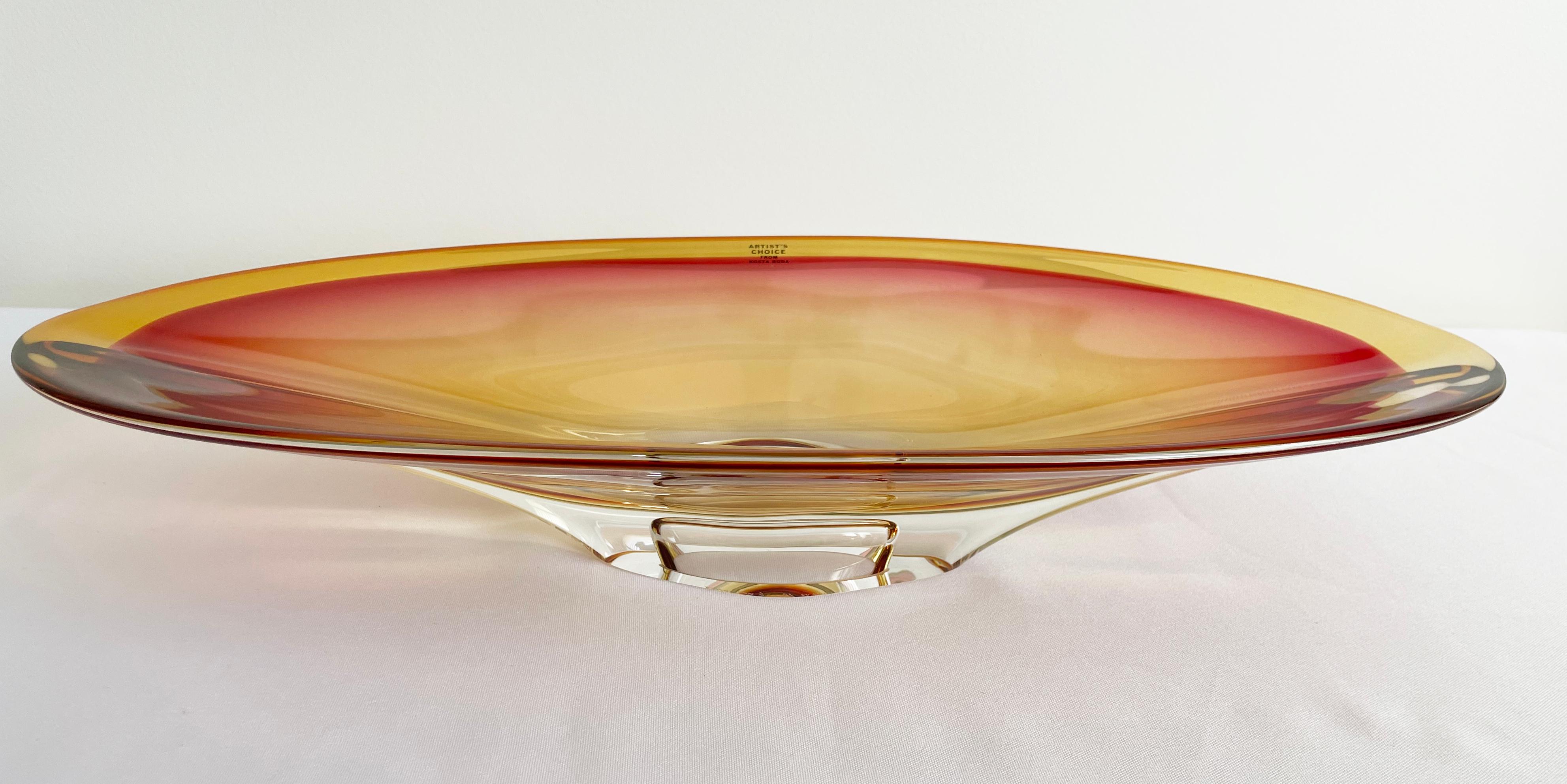 Eine große und beeindruckende Schale aus der Kosta Boda Vision Serie, entworfen von dem legendären Glaskünstler Göran Wärff.  Sanfte rosa/rote Farbtöne.

Vision wird in der Glashütte Kosta in Schweden mundgeblasen und ist Teil der Kosta Boda Artist