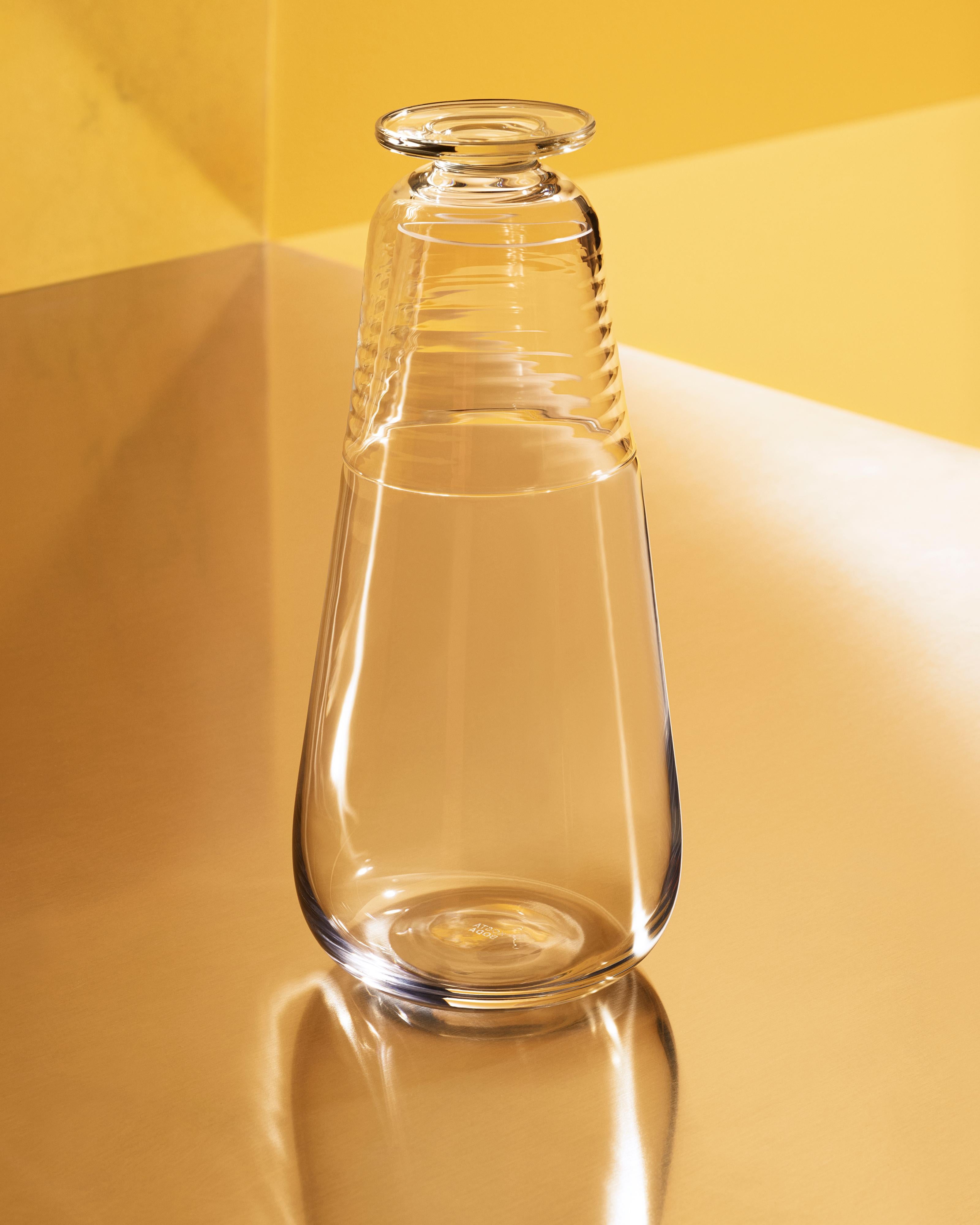 Viva la Vida! The carafe from Kosta Boda’s Viva collection has two beautiful sides. The lid doubles as a small stemware glass, and the carafe is great for serving water or wine. The choice is yours! Design by Matti Klenell.
