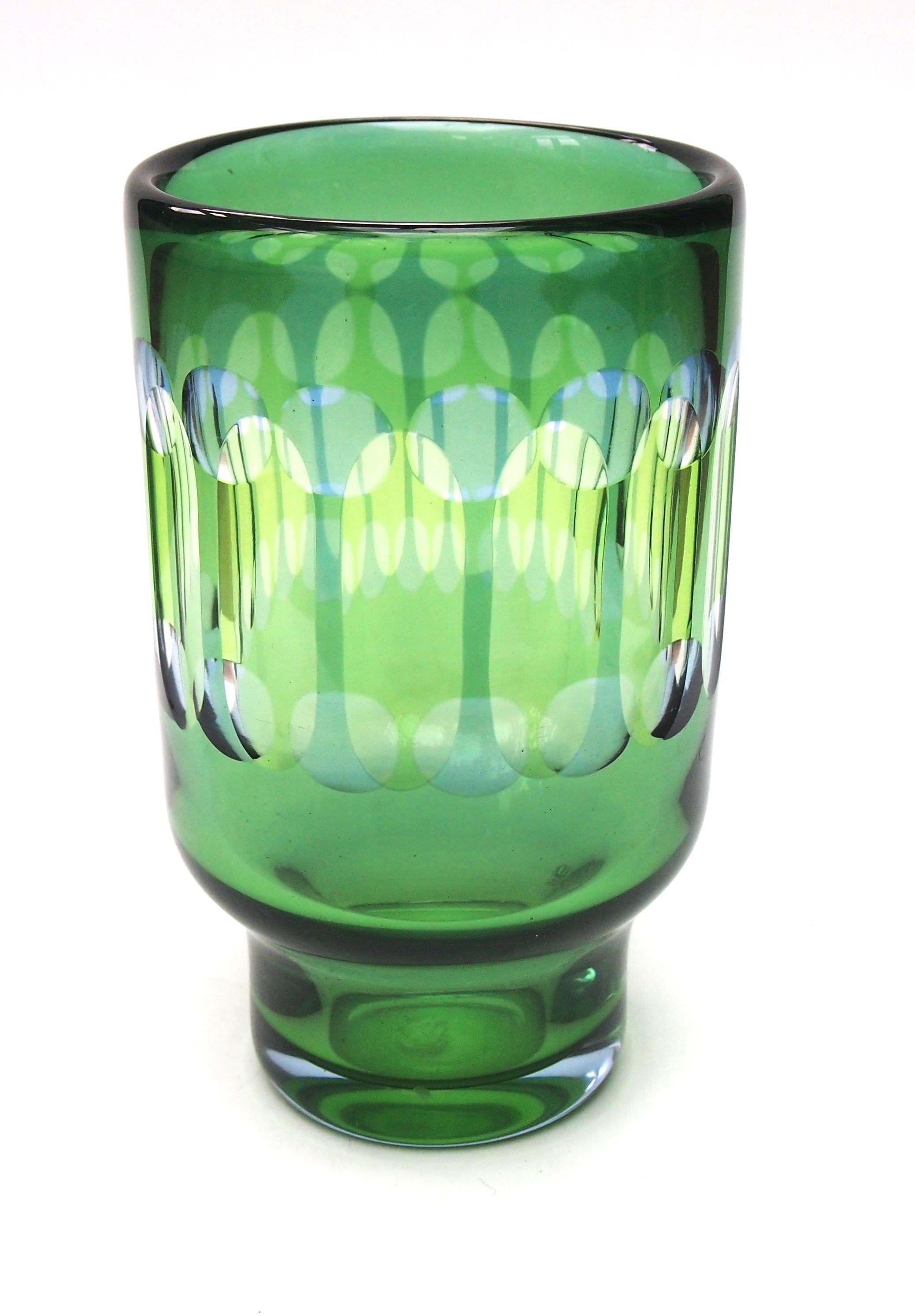 Suédois Kosta 'Unika' à coupe optique verte et bleue  vase Ove Sandberg 1965 en vente
