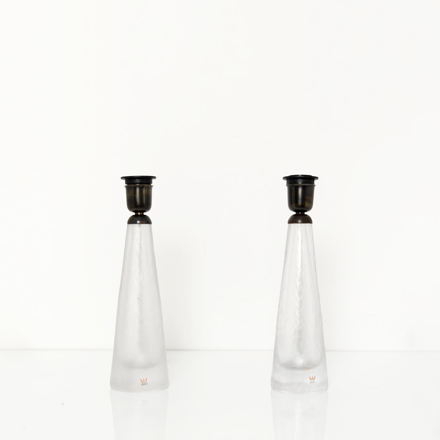 Patiné Kosta, paire de lampes suédoises en verre gravé avec quincaillerie patinée en vente