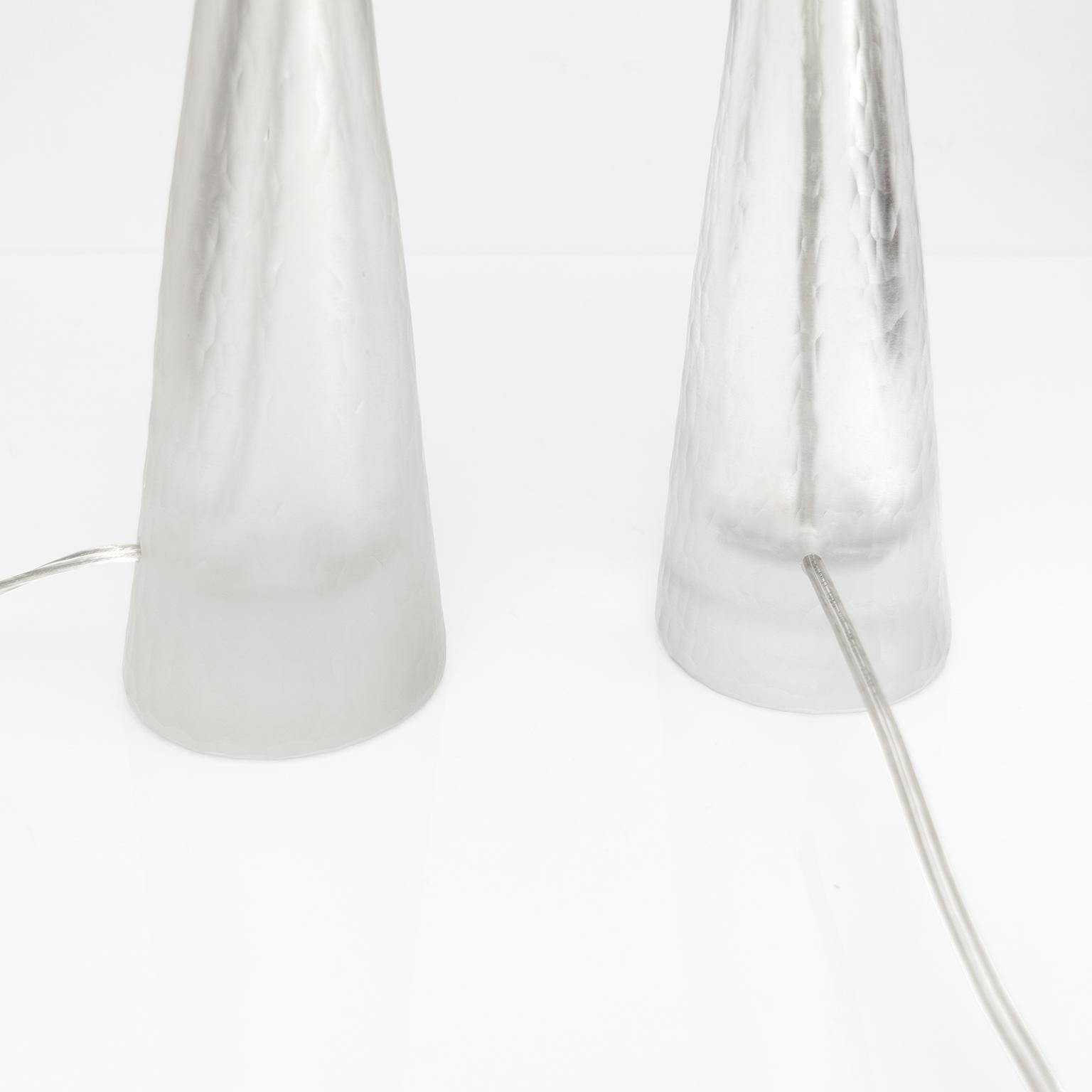 Kosta, signierte schwedische Lampe aus geätztem Glas mit patinierten Beschlägen (20. Jahrhundert) im Angebot