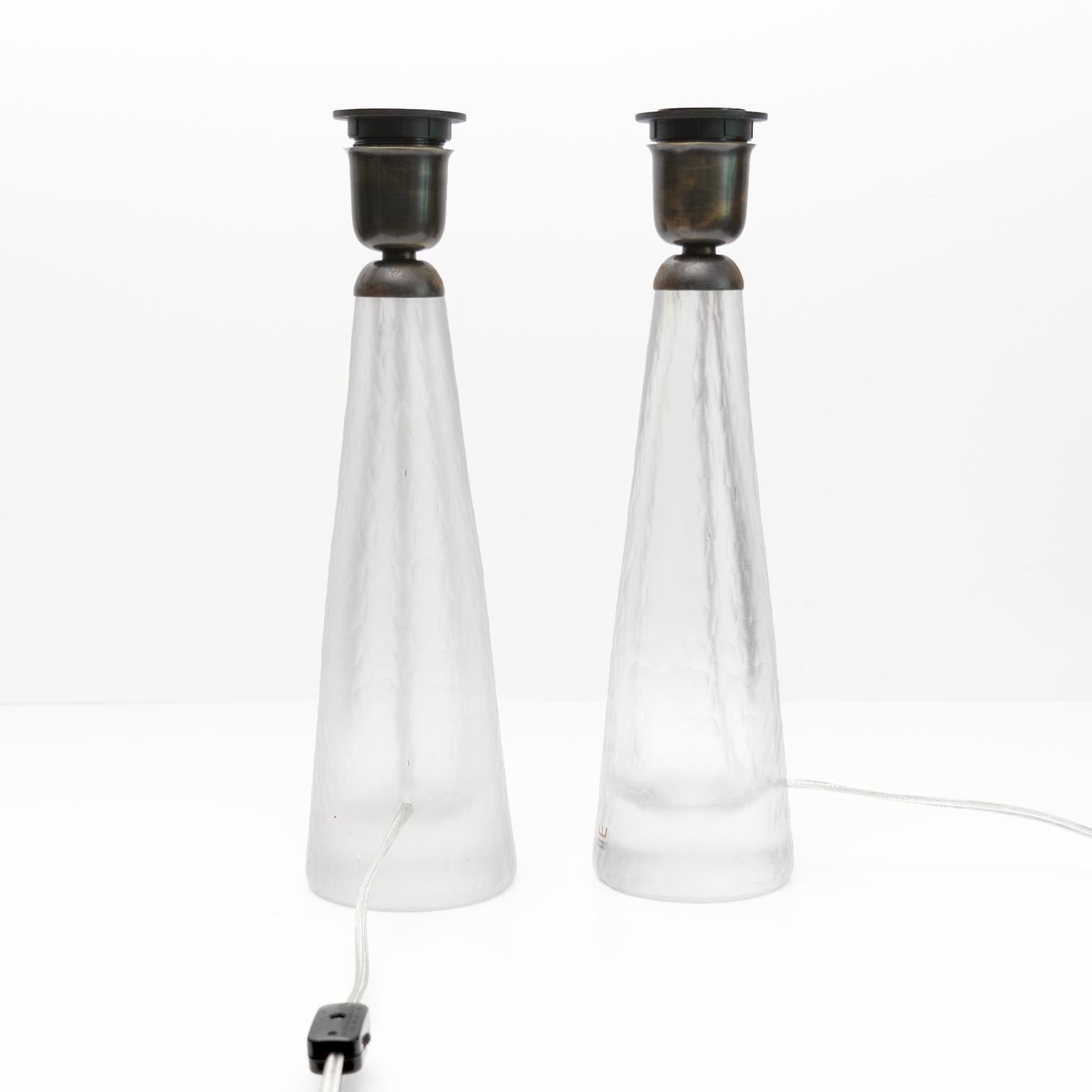 Laiton Kosta, paire de lampes suédoises en verre gravé avec quincaillerie patinée en vente