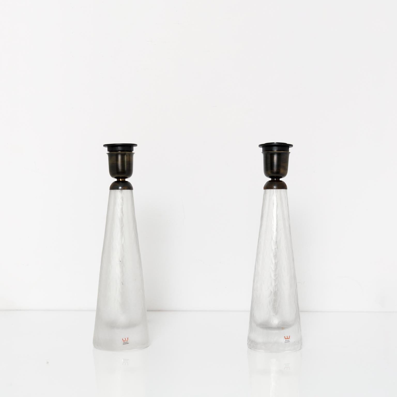 Kosta, paire de lampes suédoises en verre gravé avec quincaillerie patinée en vente 1