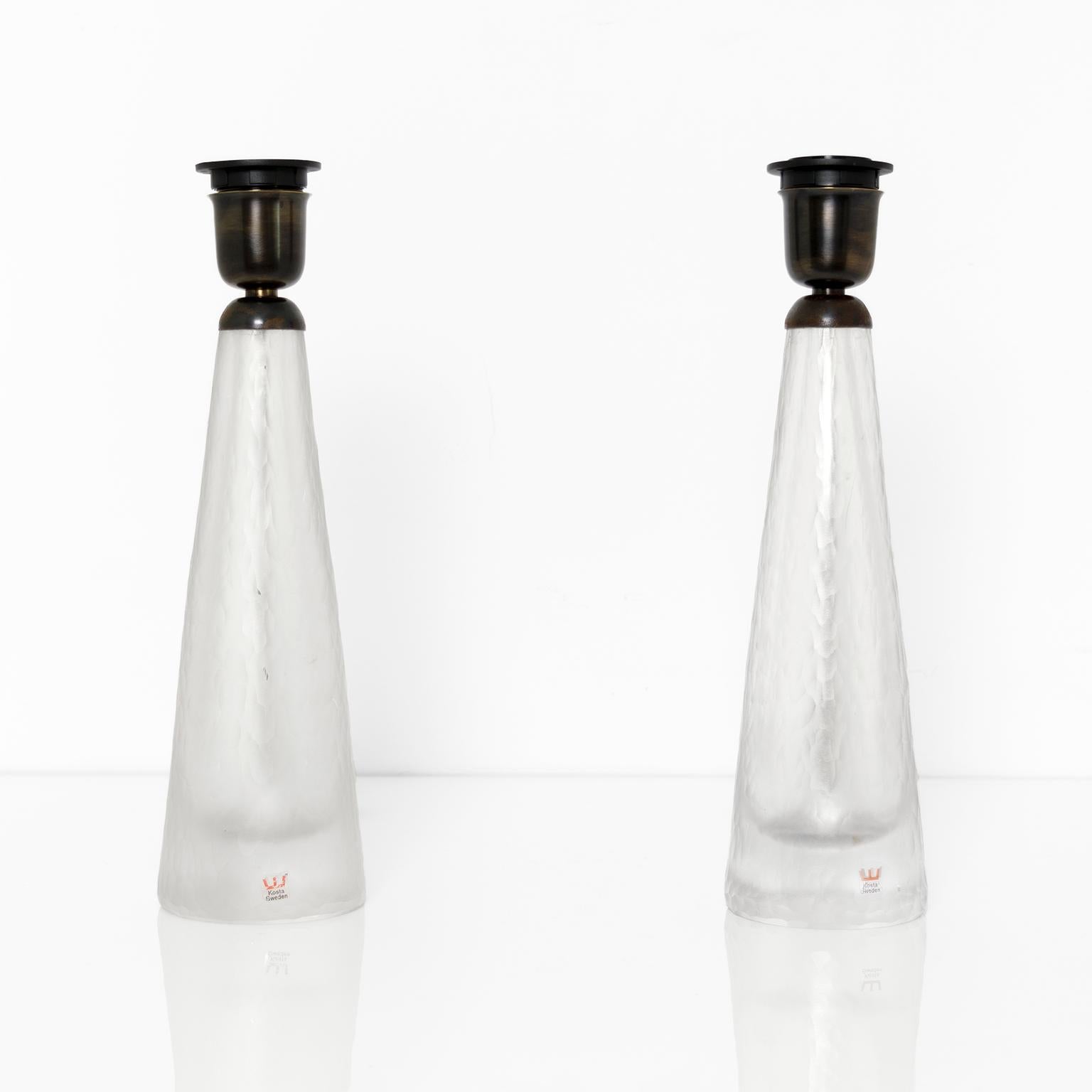 Kosta, paire de lampes suédoises en verre gravé avec quincaillerie patinée en vente 2