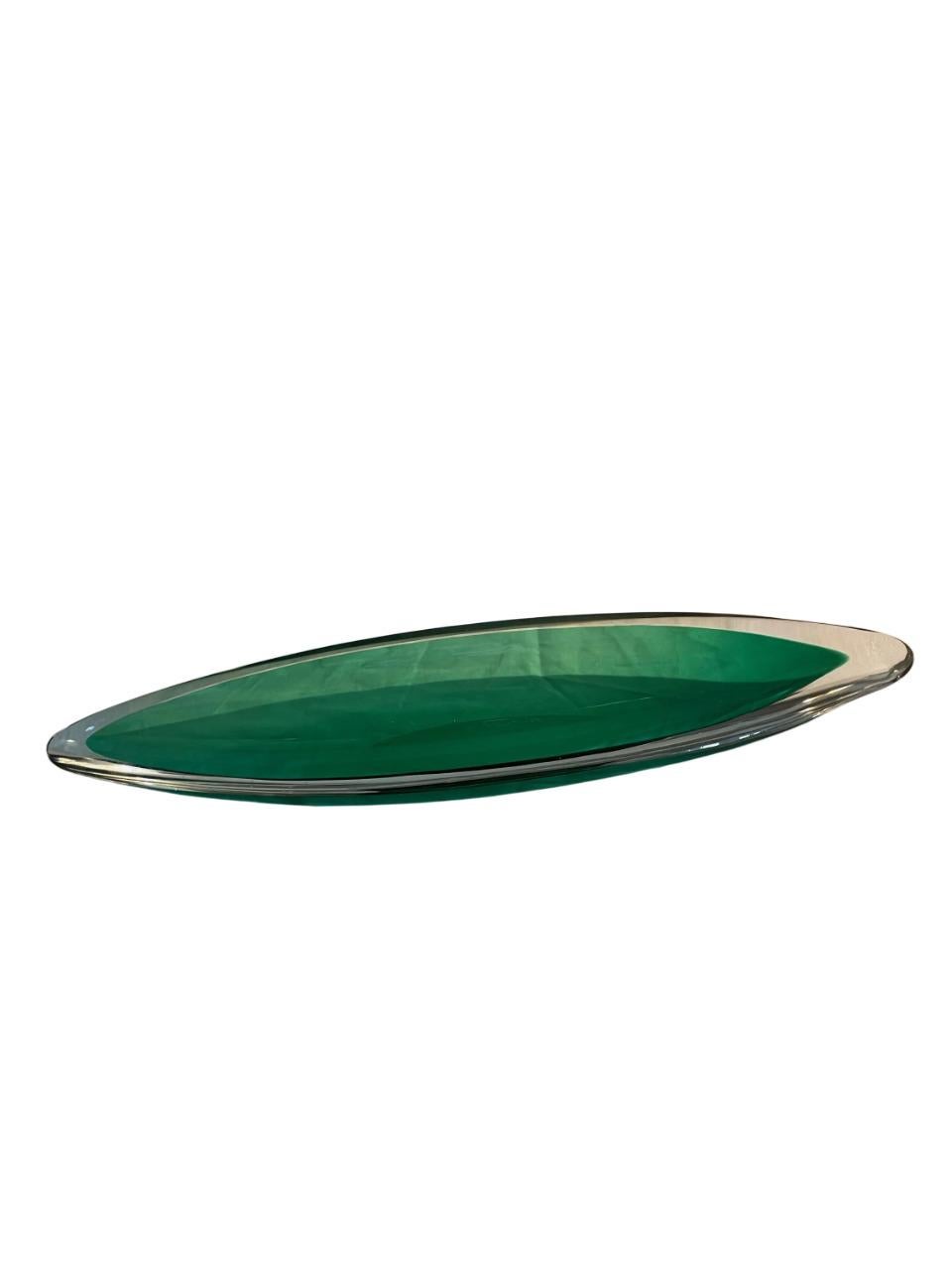 Vicke Lindstrand für Kosta Smaragdgrüne Schale/Teller 1950er Jahre.
Unterschrieben.

Vicke Lindstrand (1904-1983) war einer der berühmtesten schwedischen Designer, bekannt für seine Arbeiten aus Glas und Keramik. Seine Entwürfe sind für ihre