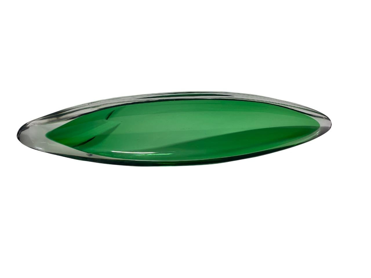 Kosta Vicke Lindstrand, Große Schale/Teller in Smaragdgrün (Moderne der Mitte des Jahrhunderts) im Angebot