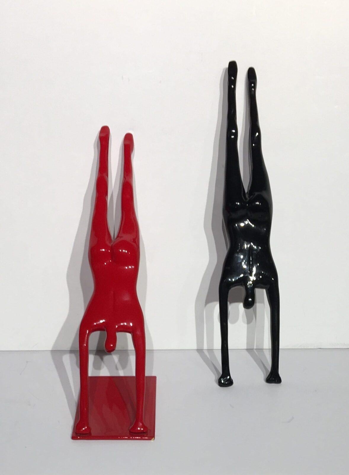 Sauter

Sculpture en bronze avec patine peinte 
Disponible en rouge et noir

Rouge :  13.5 x 3.25 x 5 in  (35 x  8.25  x 12,7 cm) *comprend le socle*
Noir :  13.5 x 2.75 x 1 in  (35 x 2,5 x 7 cm) *n'a pas de base*

Disponible à l'achat à l'unité ou
