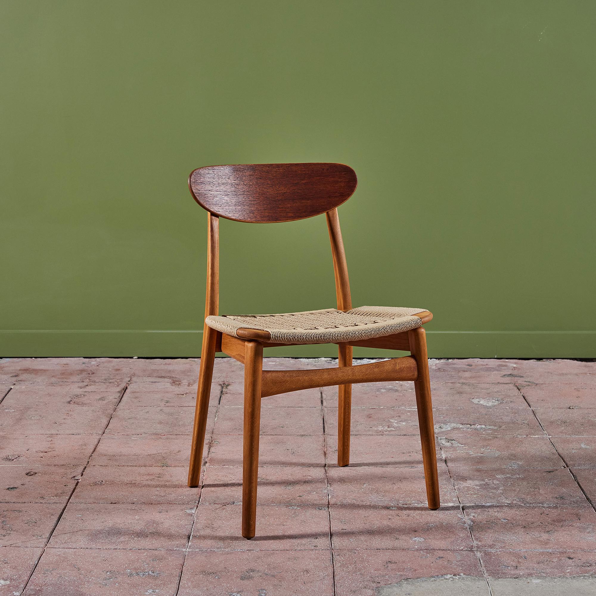Beistellstuhl Kosuga, geflochten, hergestellt in Japan für Hurricane Imports. Dieser Stuhl hat einen Rahmen aus Eichenholz und eine geschwungene Rückenlehne aus Teakholz. Der Stuhl wurde neu gewebt Papier Schnur.


Abmessungen
19