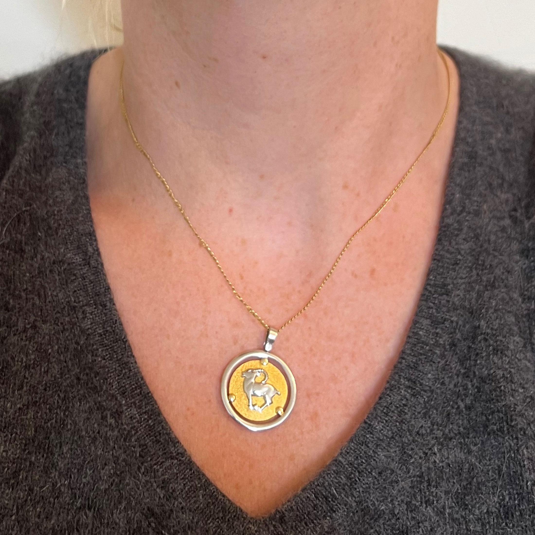 Pendentif à breloques Capricorne en or jaune blanc 14K Unisexe en vente