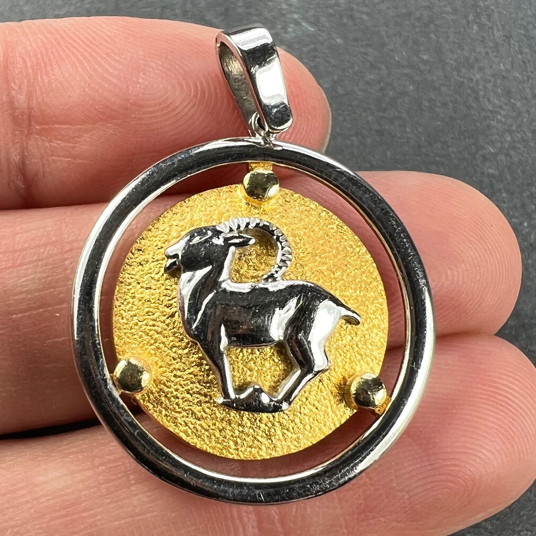 Pendentif à breloques Capricorne en or jaune blanc 14K en vente 1