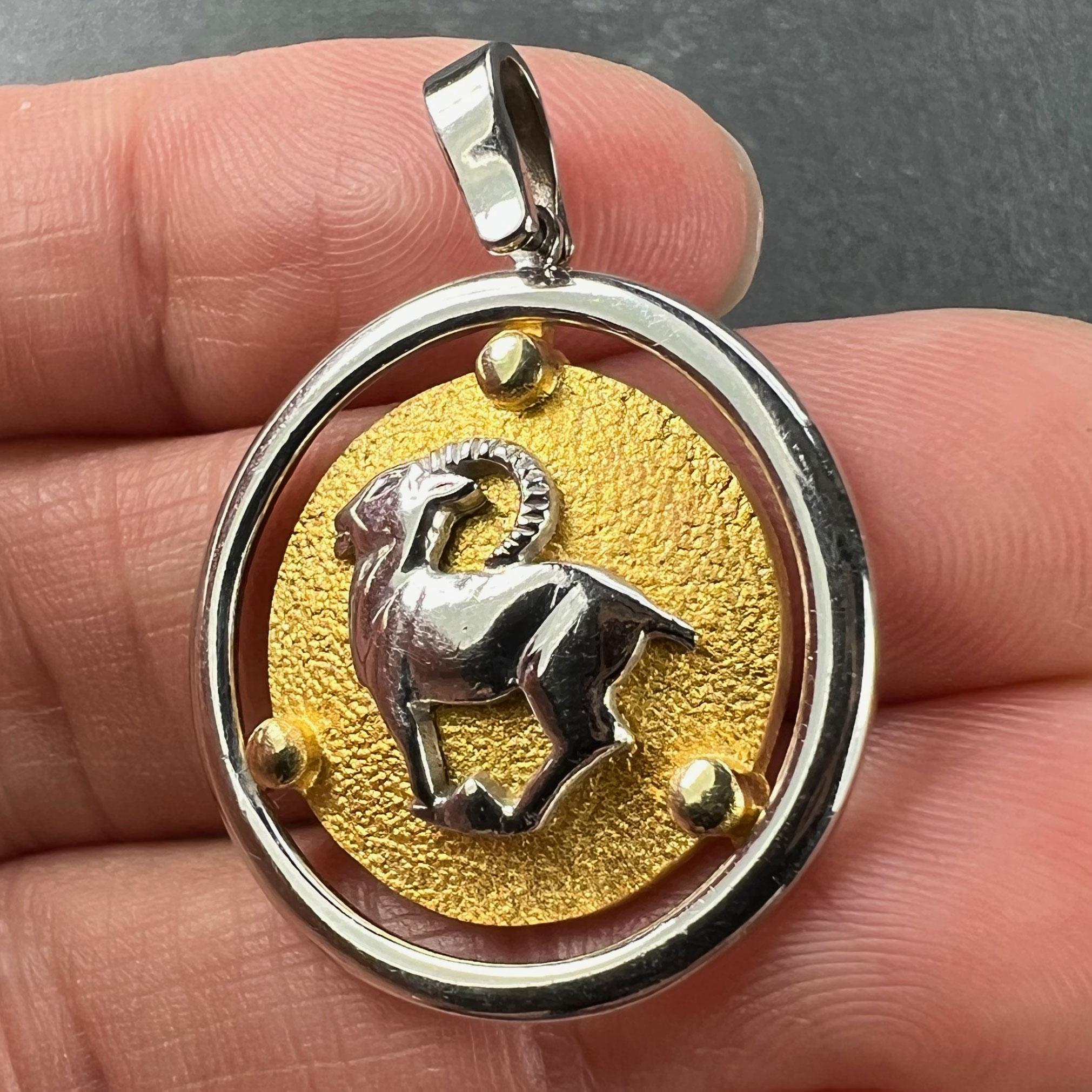 Pendentif à breloques Capricorne en or jaune blanc 14K en vente 2