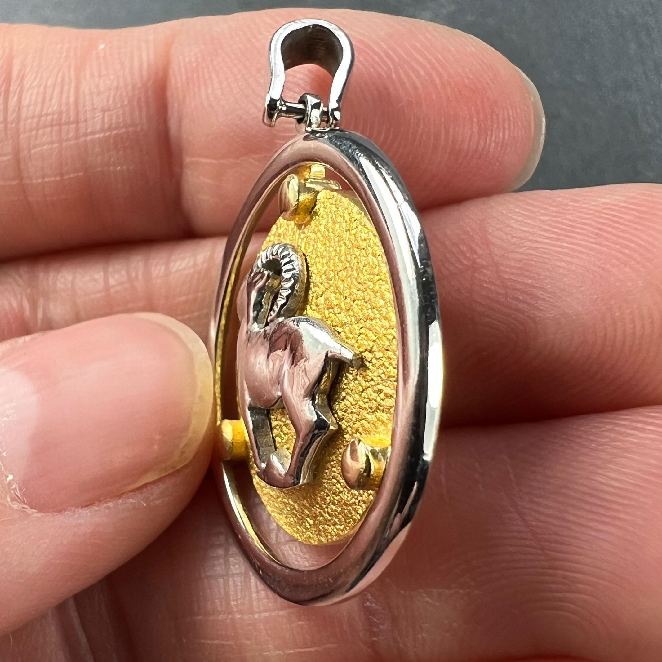Pendentif à breloques Capricorne en or jaune blanc 14K en vente 3