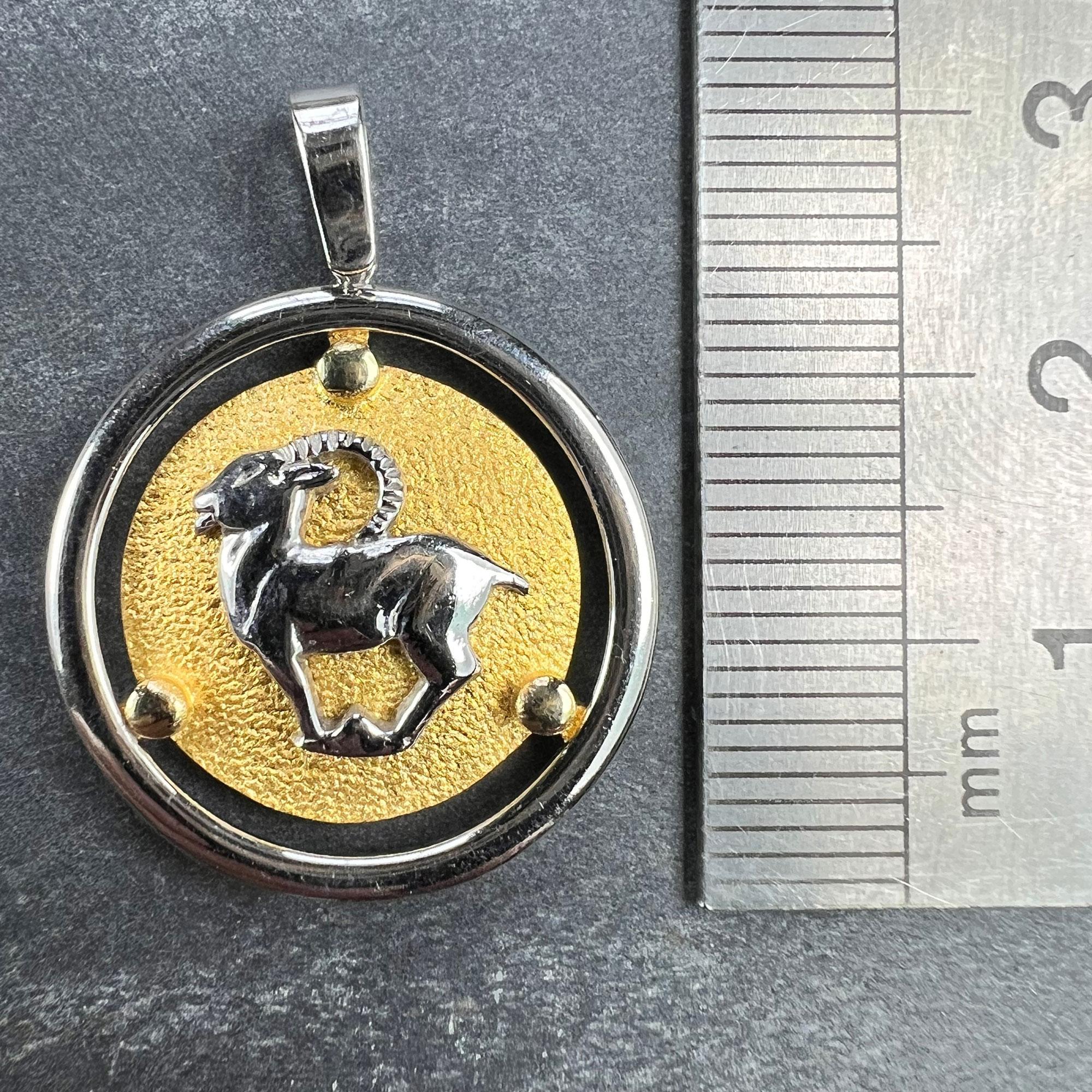 Pendentif à breloques Capricorne en or jaune blanc 14K en vente 5