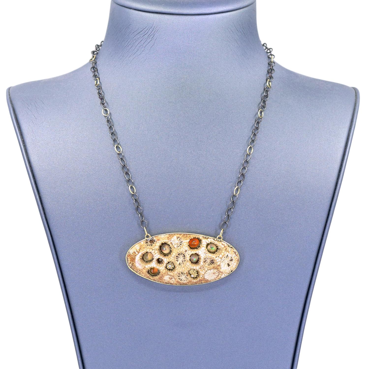 Einzigartige Halskette, handgefertigt von Kothari Designs, mit einer absolut erstaunlichen 2,5 Zoll breiten, natürlichen, versteinerten Koralle, die mit verschiedenen feurigen orangefarbenen und weißen mexikanischen Feueropal-Cabochons und runden