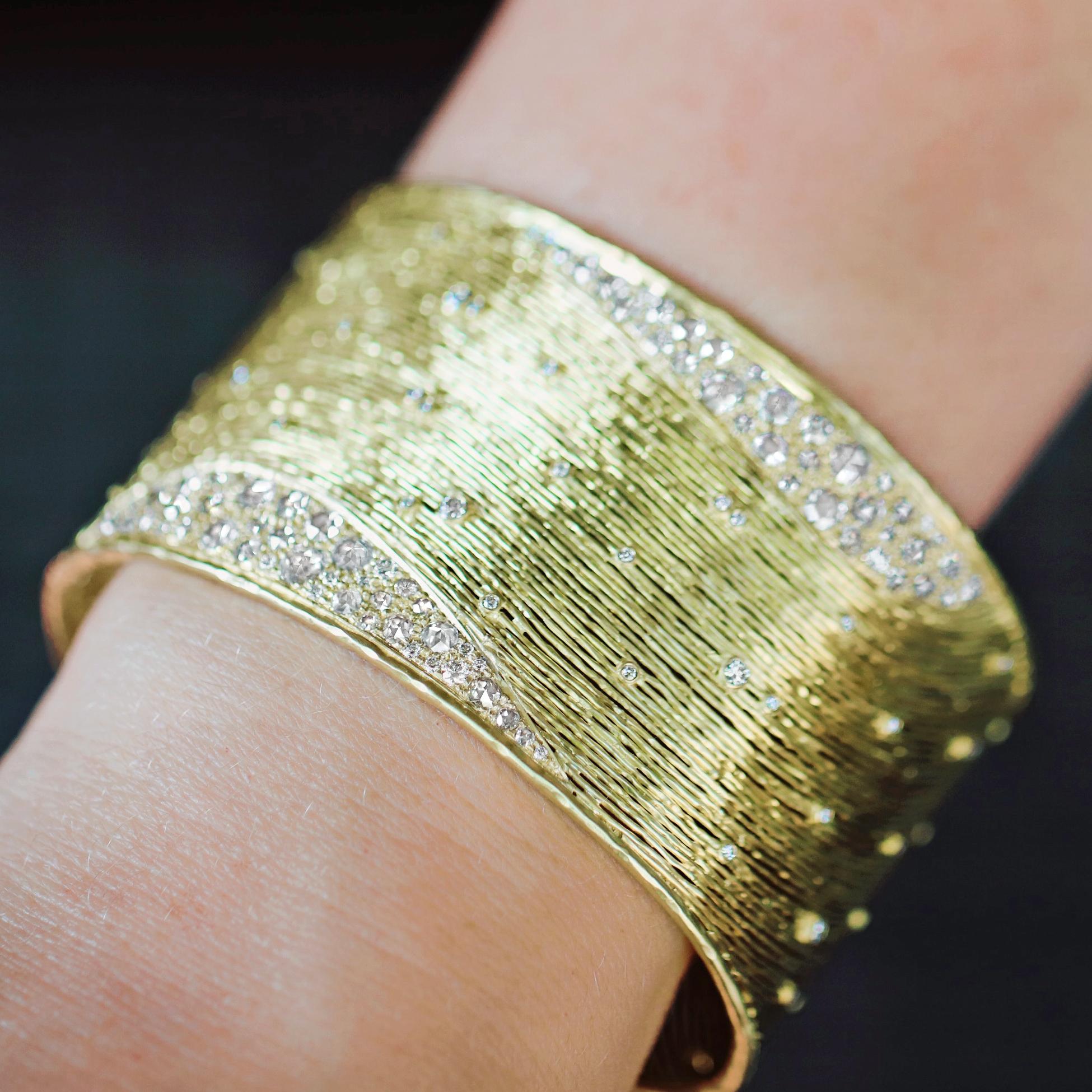 Kothari Einzigartiges Manschettenarmband aus Gold mit Brillanten und weißen Diamanten im Rosenschliff (Kunsthandwerker*in) im Angebot