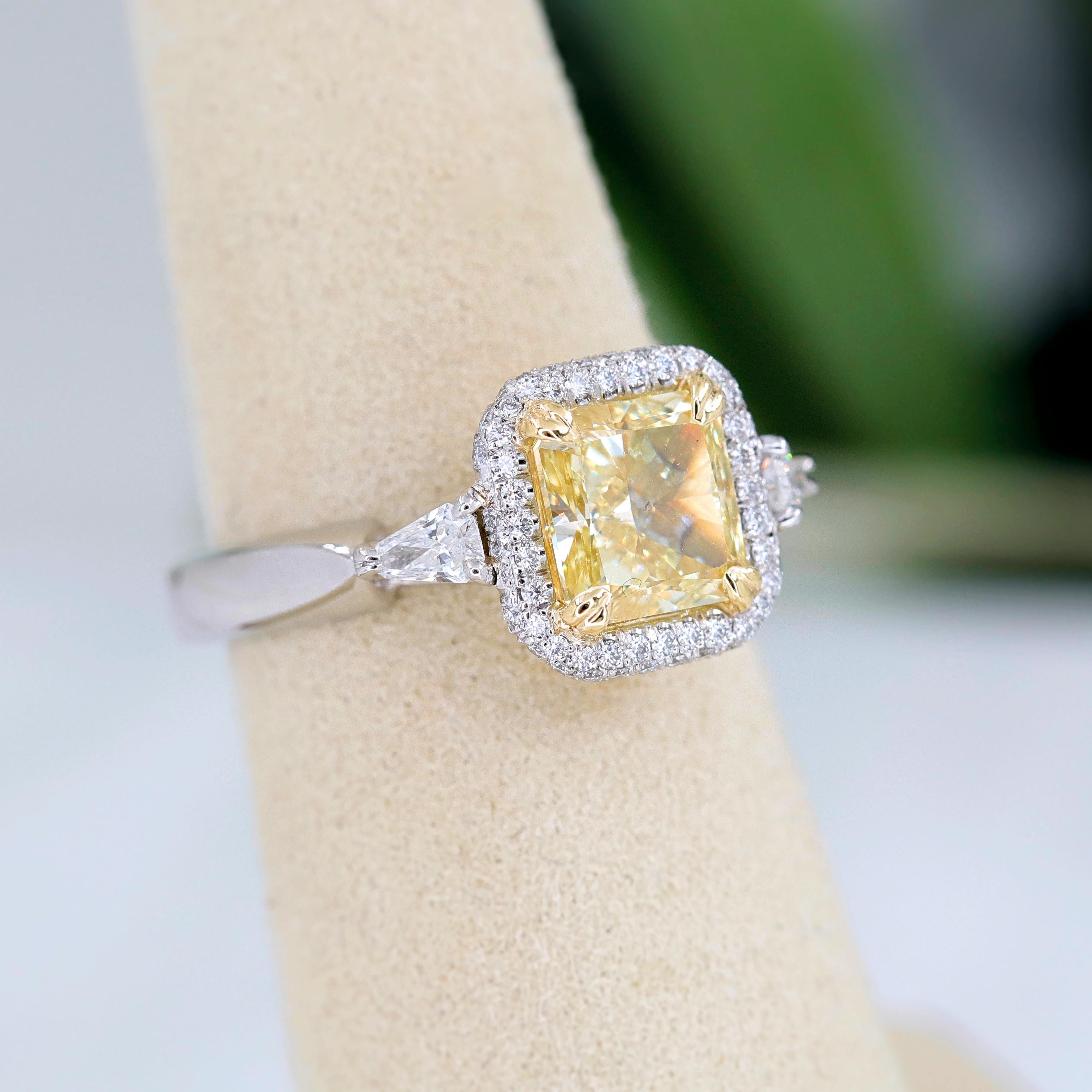 Kotlar Classico Fancy Yellow Radiant Diamond Engagement Ring 2.50 Carat Platinum In Excellent Condition In San Diego, CA