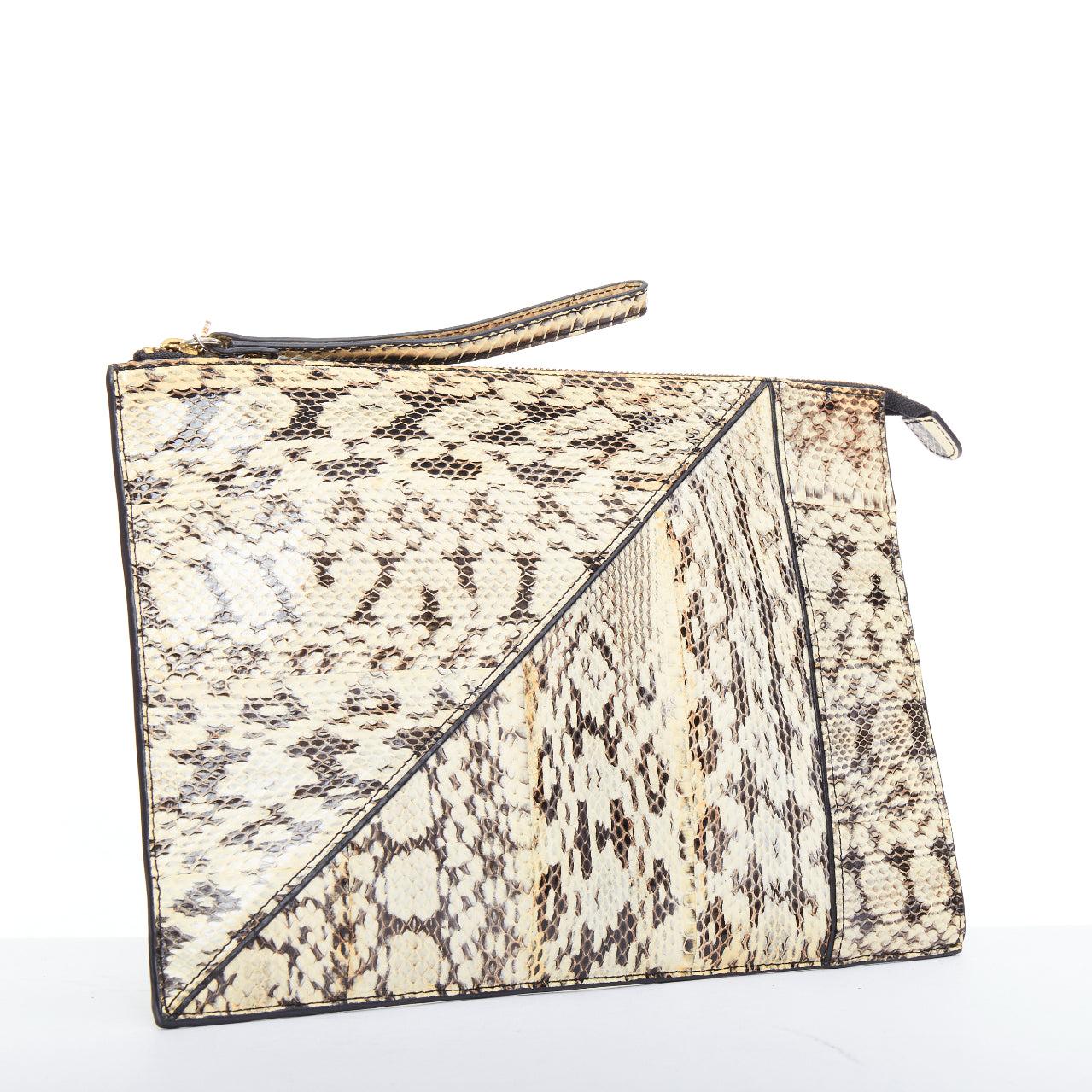 KOTUR cremefarbenes, schwarzes Leder mit Schuppen, goldener Reißverschluss, Charm-Tasche, Clutch Bag (Beige) im Angebot