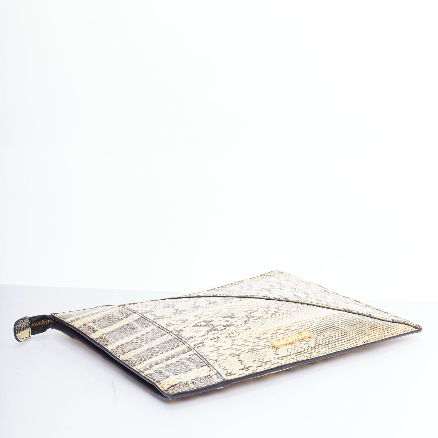 KOTUR cremefarbenes, schwarzes Leder mit Schuppen, goldener Reißverschluss, Charm-Tasche, Clutch Bag Herren im Angebot