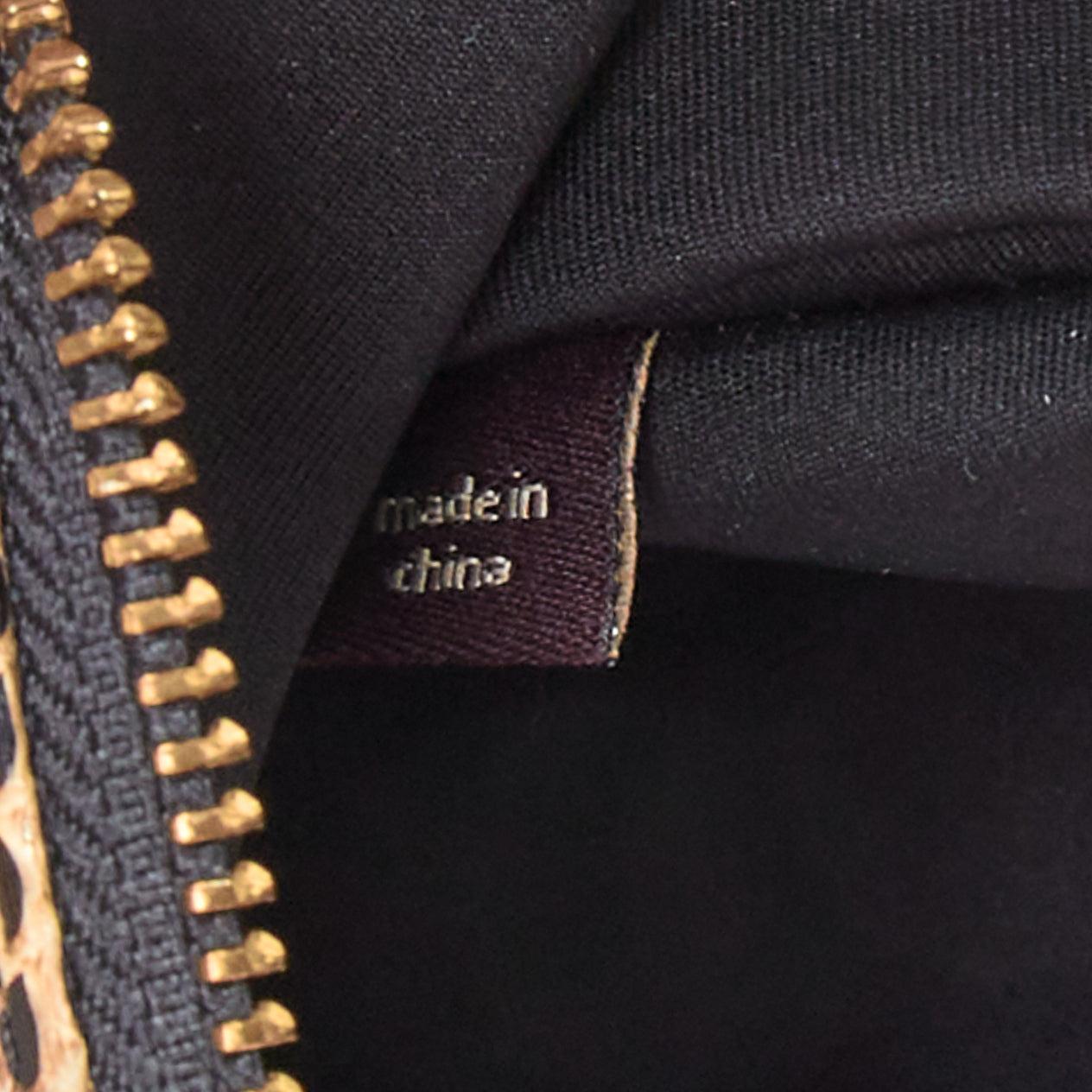KOTUR cremefarbenes, schwarzes Leder mit Schuppen, goldener Reißverschluss, Charm-Tasche, Clutch Bag im Angebot 4