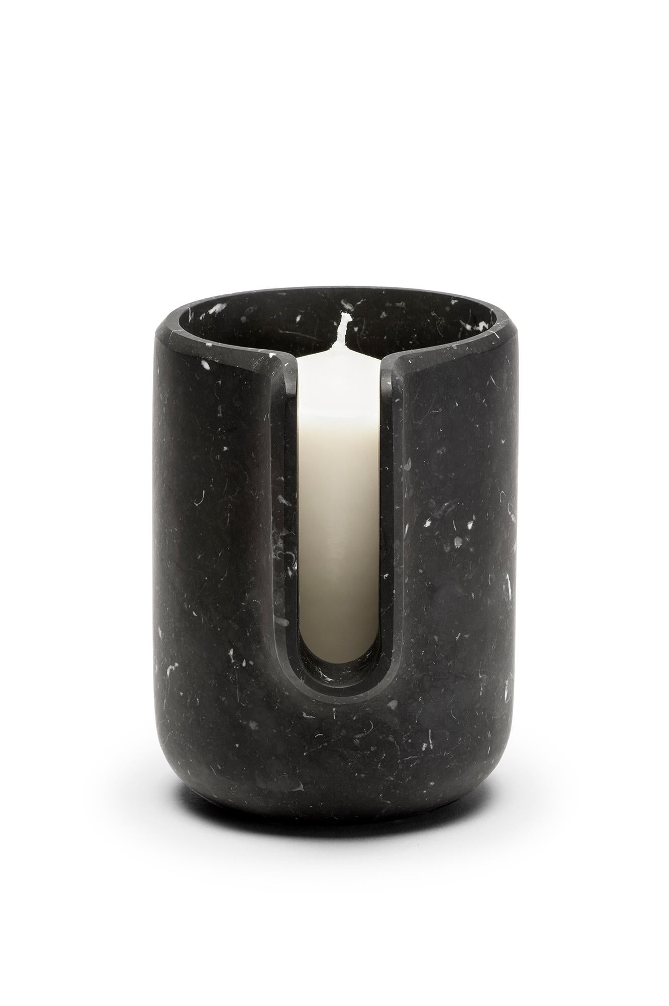 Kouki candleholder is made by hand from blocks of the purest arabescato and marquinia marble.
The candle is contained in a marble cylinder which presents a central cut to facilitate its lighting. Its chamfered edges and its polished surfaces are