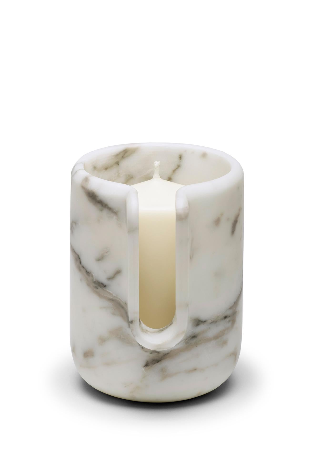 Kouki candleholder is made by hand from blocks of the purest Arabescato and Marquinia marble.
The candle is contained in a marble cylinder which presents a central cut to facilitate its lighting. Its chamfered edges and its polished surfaces are