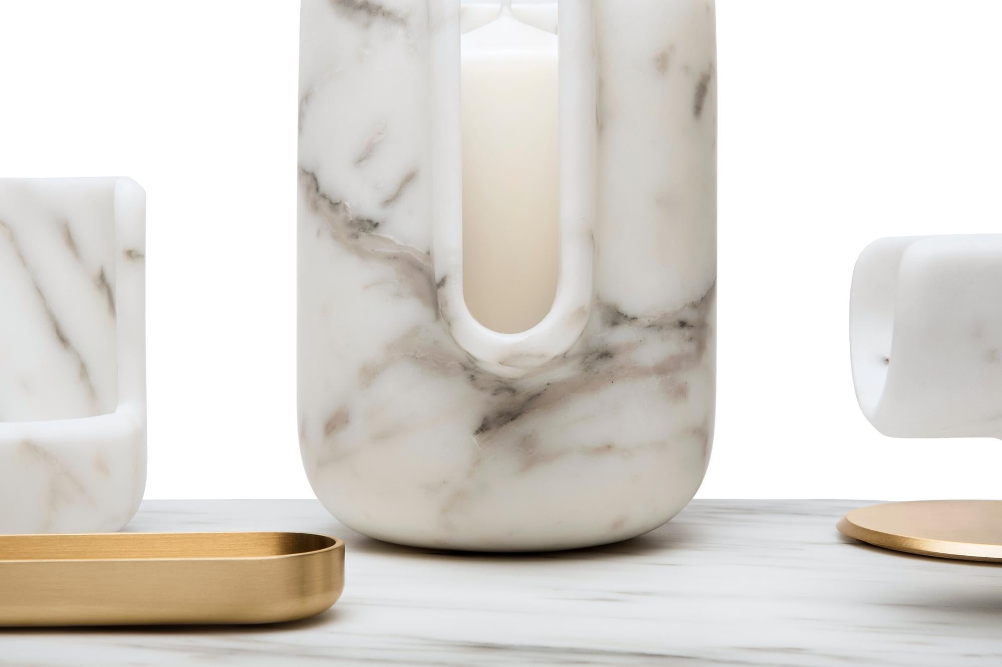 A tray made of marble gathering a series of elements that gravitate around the main protagonist: the candle.
Handmade in Italy in Arabescato or in Marquinia marble, with elements in hand brushed brass.
Handmade in Italy.