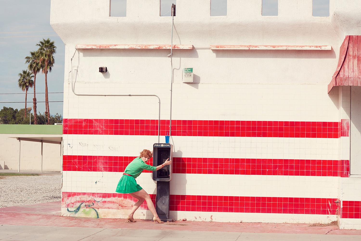 Untitled #46, aus der Serie "Enter as Fiction", 2015 - Kourtney Roy
Signiert und beschriftet mit Titel auf dem Etikett auf der Rückseite des Passepartouts
Digitaler Pigmentdruck

Erhältlich in drei größeren Größen:
24 x 35 Zoll
31 x 47 Zoll
40 x 60