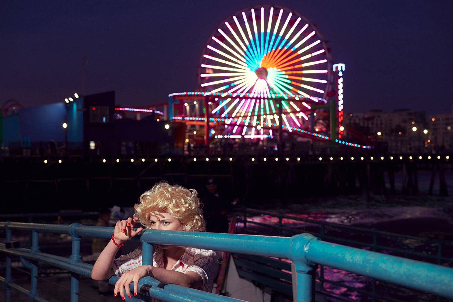 Untitled #50, aus der Serie "Enter as Fiction", 2015 - Kourtney Roy
Signiert und beschriftet mit Titel auf dem Label auf der Rückseite des Passepartouts
Digitaler Pigmentdruck

Erhältlich in drei größeren Größen:
24 x 35 Zoll
31 x 47 Zoll
40 x 60