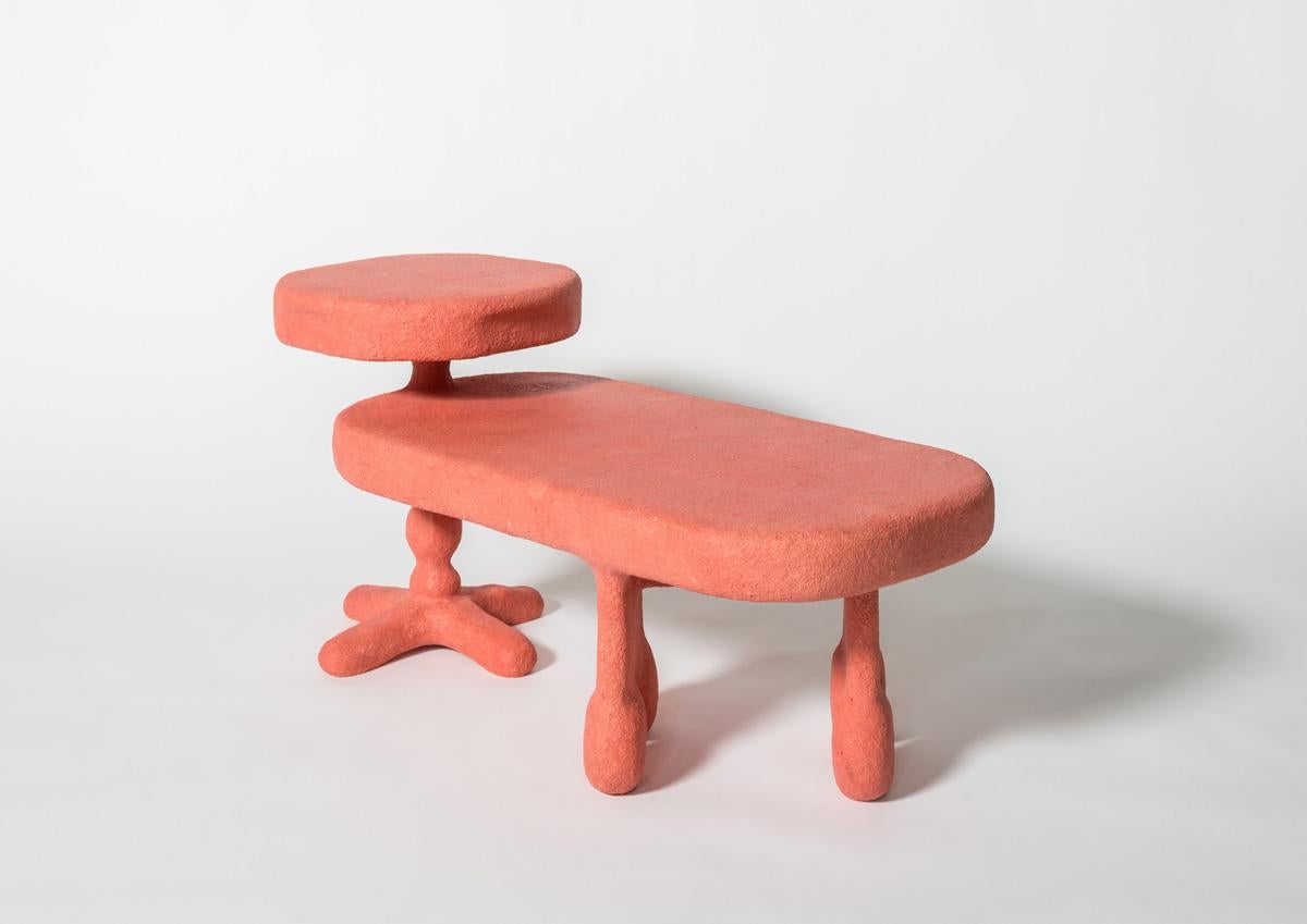 Pour créer les objets uniques et fantaisistes de la collection KYKLOS, Polina Miliou parcourt d'abord les marchés aux puces locaux à la recherche de meubles usagés, en particulier de chaises grecques traditionnelles en osier, qu'elle sculpte ensuite