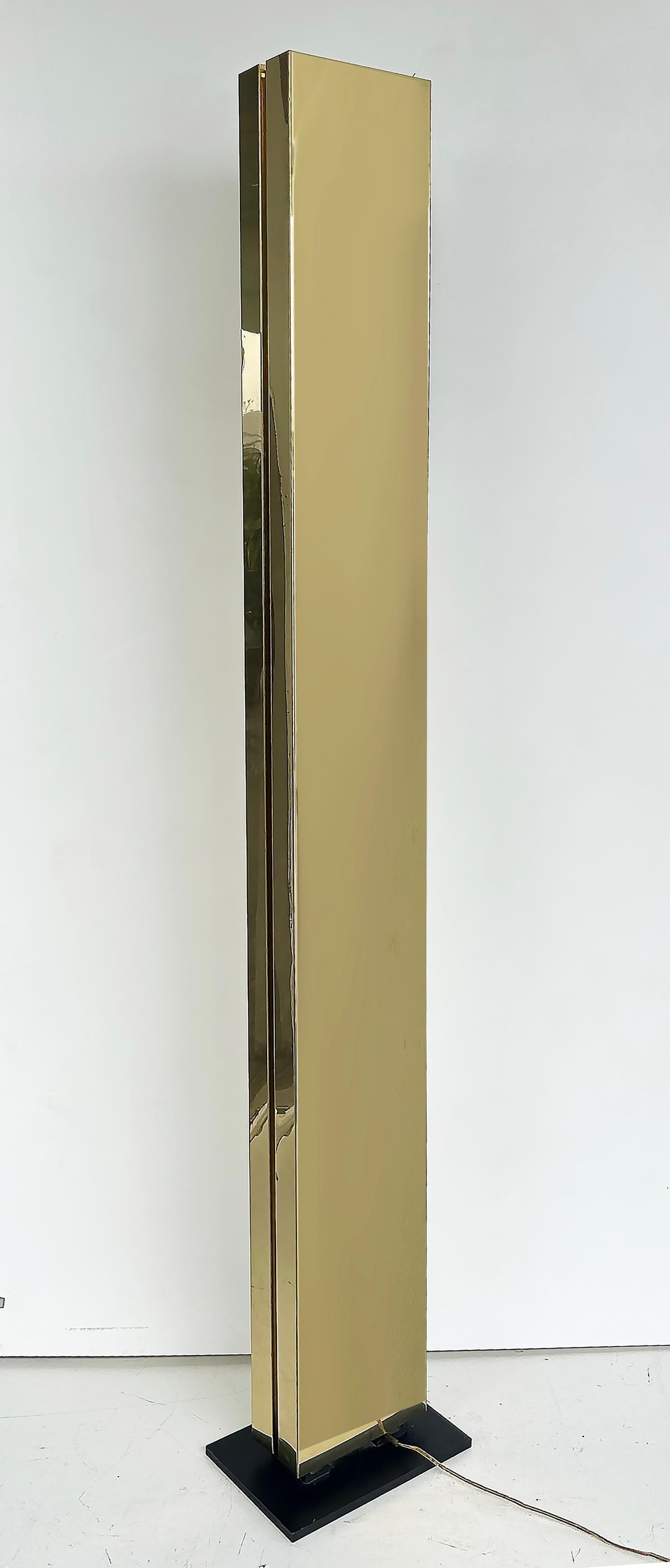 Lámpara de pie Kovacs Modernista Casella Monolith Torchiere de latón, años 80 en Bueno estado para la venta en Miami, FL