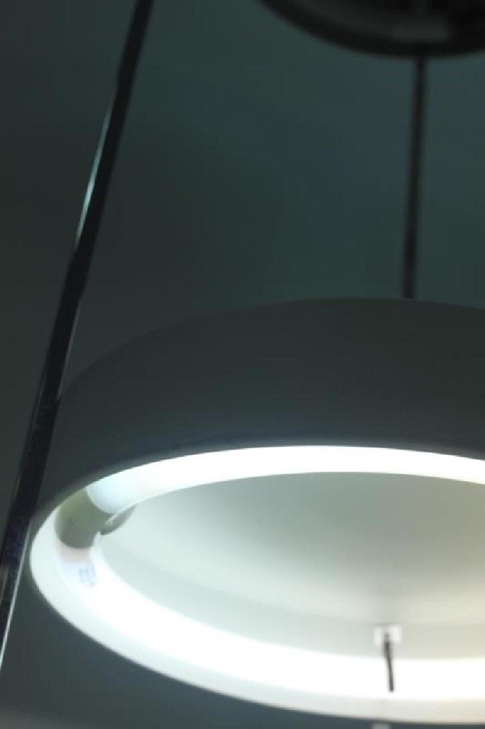 Kovaks Stehlampe aus emailliertem Stahl Regal und Präsentation Etagere Mid-Century Minimal im Angebot 1