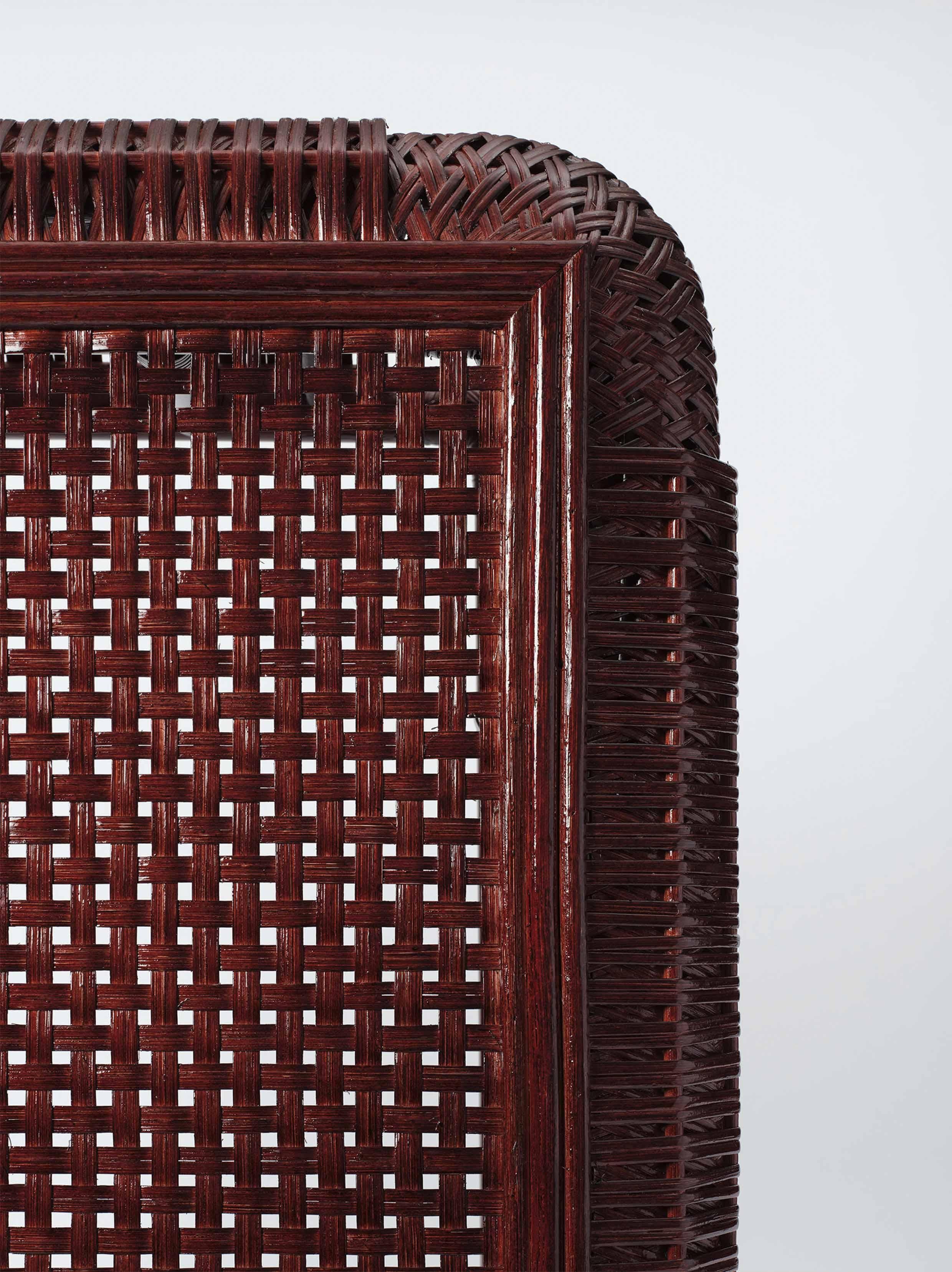 Koya, ideato da Federica Biasi con Incalmi, è la sintesi di un'ampia ricerca sulle fibre e gli intrecci naturali che la stilista e l'azienda hanno portato avanti in parallelo per diversi anni. Nato dalla sperimentazione sul rattan e sulle sue