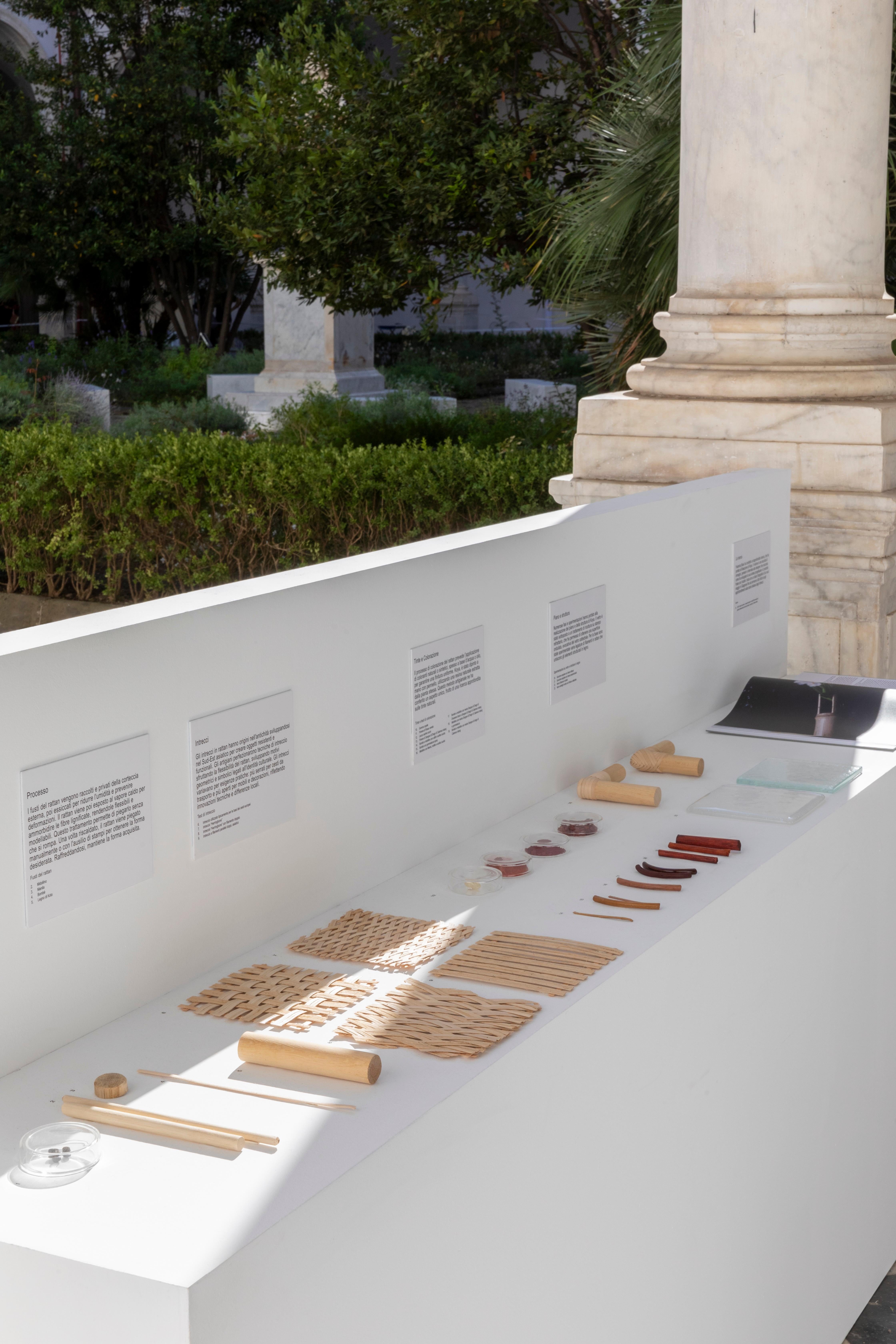 KOYA, tavolino in rattan e legno di kotò con piano in cristallo In condizioni Nuovo in vendita a Venezia, IT