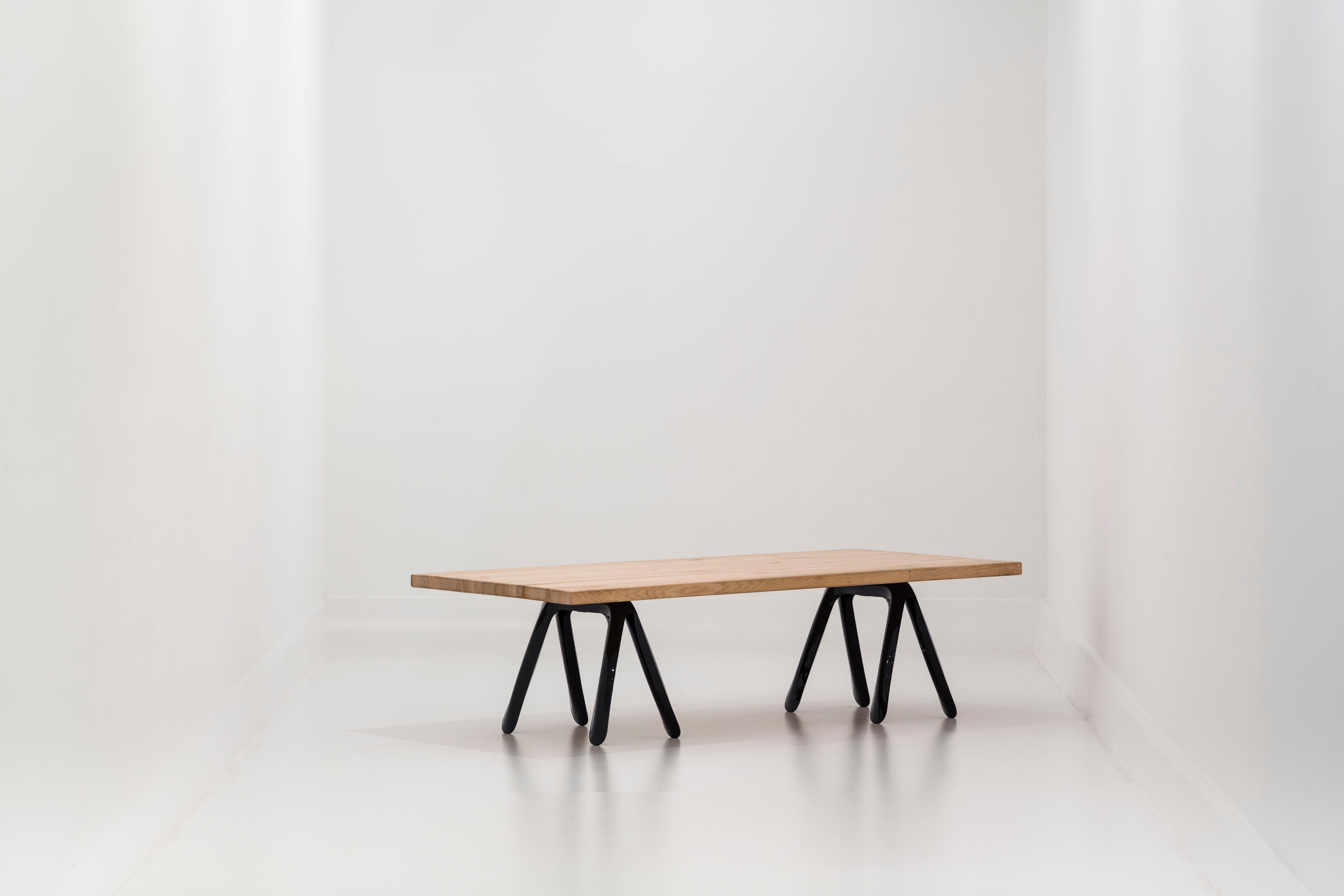 Kozka ist unser neues Mitglied der Tischstrukturen. Es ist eine Multitasking-Konstruktion. Je nach Tischplatte kann er entweder als Couchtisch oder sogar als Teil einer einzigartigen Bank verwendet werden.

Kozka ist in rostfreiem Stahl und