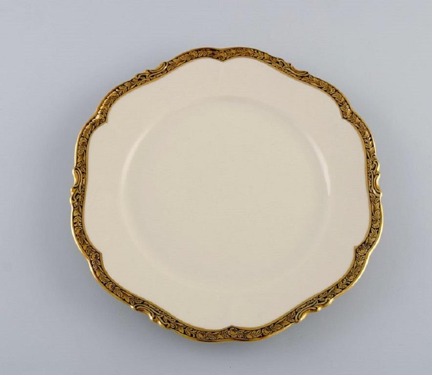 KPM, Berlin. 10 Royal Ivory dinner plates in cream-colored porcelain with gold decoration. 
1920s.
Diameter: 24.5 cm.
In excellent condition.
Stamped.