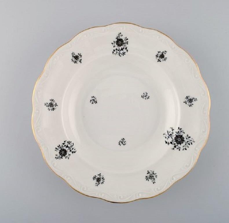 KPM, Kopenhagen Porzellanmalerei. 11 tiefe Rubens-Teller aus Porzellan mit floralen Motiven, Goldrand und Schnörkeln im Relief, 1940er Jahre.
Maße: 24.5 x 4 cm.
In sehr gutem Zustand.
Gestempelt.