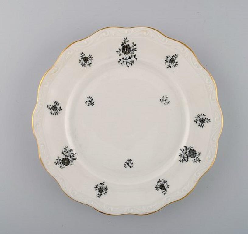 KPM, Copenhague Peinture sur porcelaine. 11 assiettes déjeuner Rubens en porcelaine avec motifs floraux, bordure dorée et volutes en relief, années 1940.
Mesures : Diamètre 21,5 cm.
En très bon état.
Estampillé.