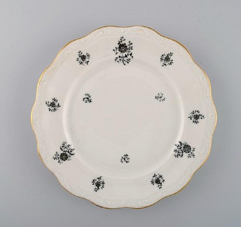 KPM, Copenhague Pintura en porcelana. 11 platos de almuerzo Rubens en porcelana con motivos florales, borde dorado y volutas en relieve, años 40.
Medidas: Diámetro 21,5 cm.
En muy buen estado.
Sellado.