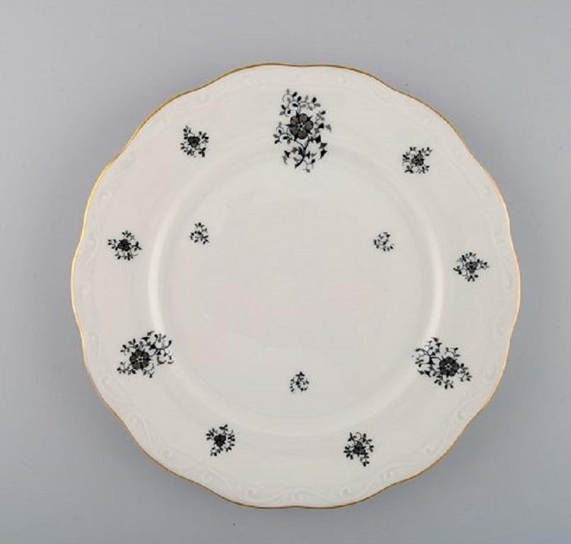 KPM, Copenhagen Porcelain Painting. 12 Rubens dinner porcelain plates with floral motifs, gold edge and scrolls in relief, 1940s.
Measure: Diameter 24.5 cm.
In very good condition.
Stamped.