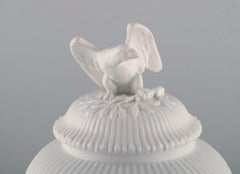 KPM, Berlin, Antike Blanc de Chine Empire-Vase mit Deckel mit Girlanden und Adler