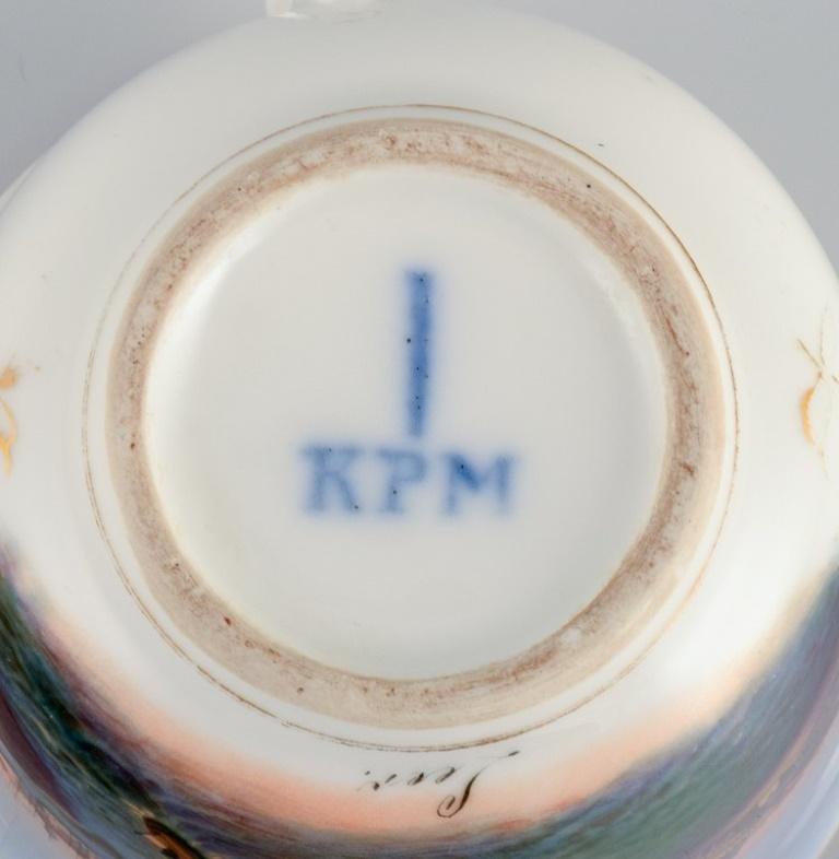 KPM, Berlin. Antike Tasse aus Überglasur, handbemalt mit Stadtmotiv von Leere (Porzellan) im Angebot