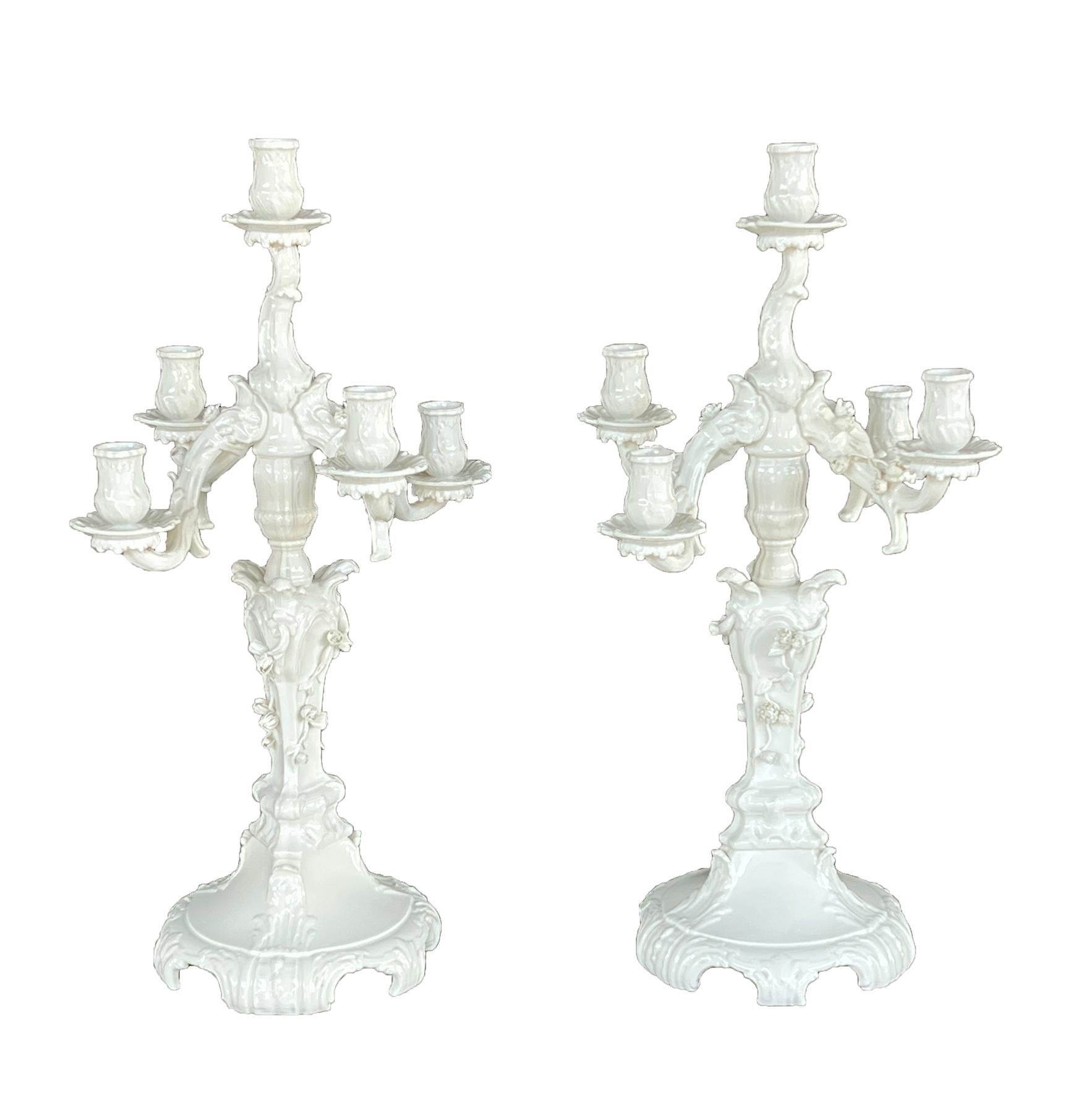 una grande e ben eseguita coppia di candelabri a 4 bracci in stile rococò con stelo a balaustro a forma di trifoglio che sostiene una singola coppa per la candela; il tutto poggia su una base strombata a sei piedi; i quattro bracci della candela a