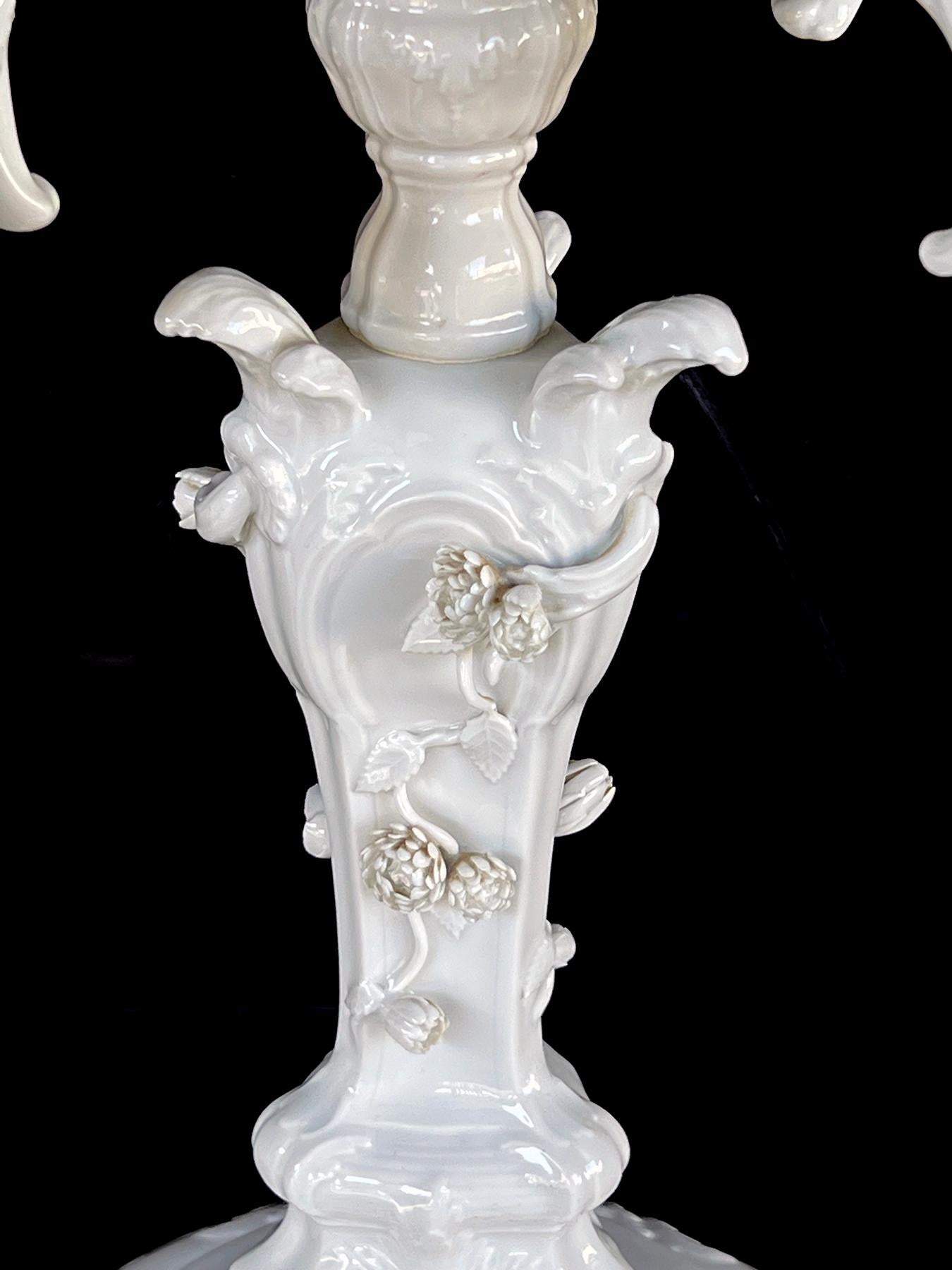 Smaltato KPM Berlin Blanc de Chine Candelabro a cinque luci in stile rococò in vendita